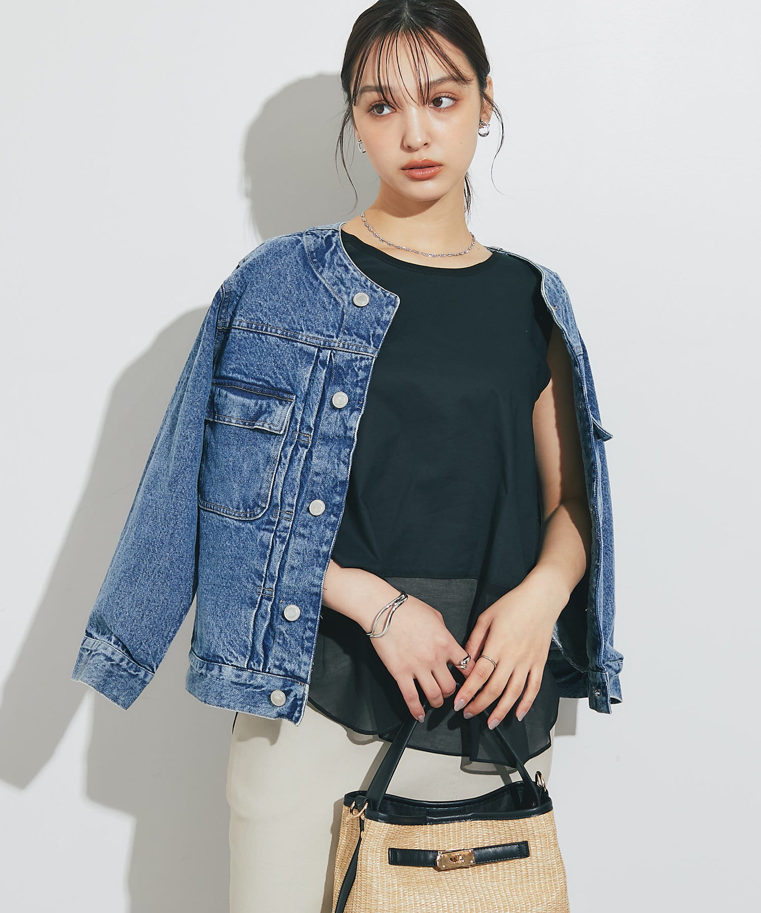 【商品ポイント】・軽やかで上品な大人の着こなしが叶う綿100％のシアーレイヤードトップス・大人の女性のための、着心地と上品さを兼ね備えたトップスです。・一枚で着ても、ジャケットやカーディガンを羽織って