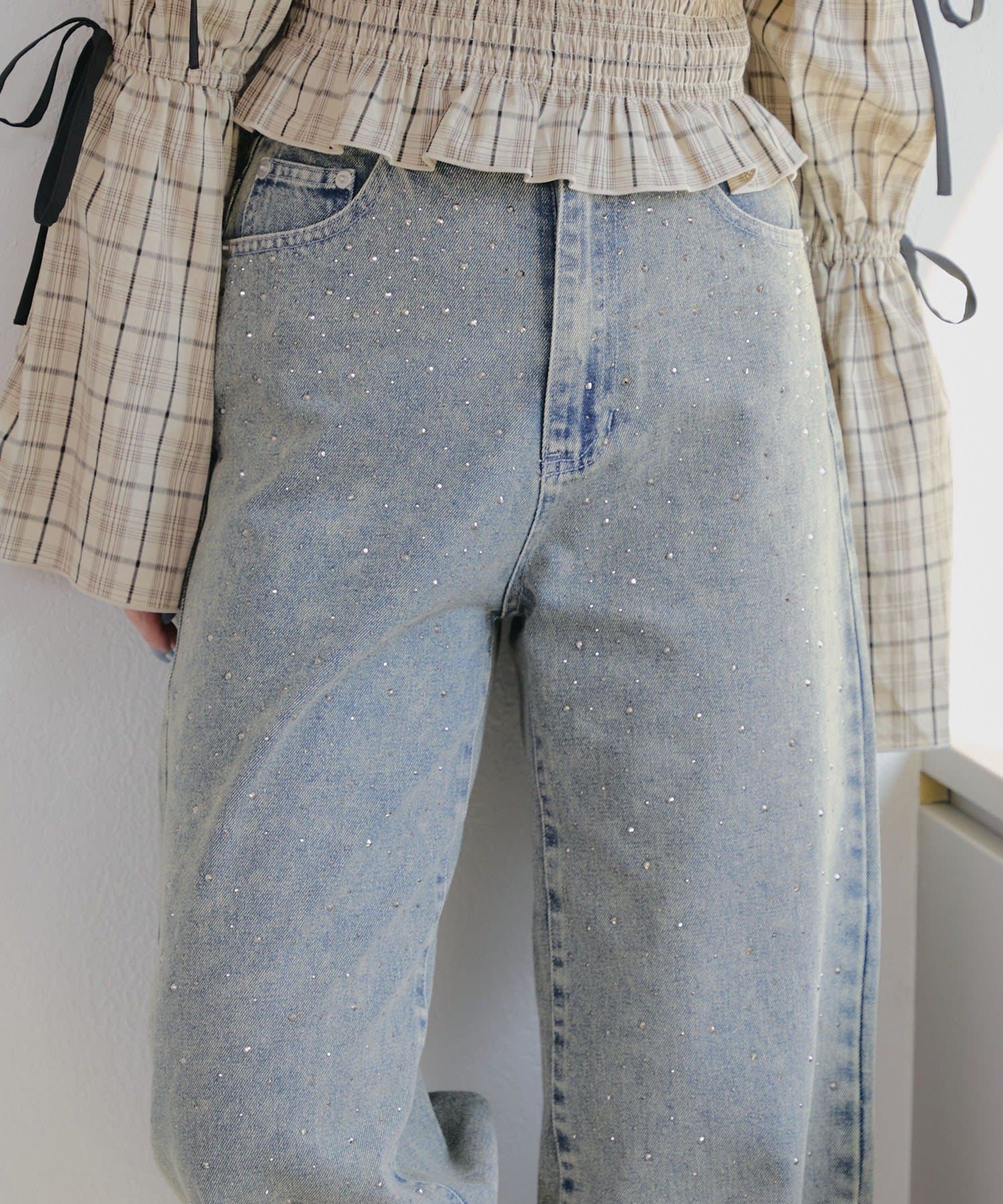 【continuer de NICE CLAUP】※品番：0851020250と同一商品です。■ デザイン・きらっと光るストーンが魅力のデニム。・履けば履くほど体になじむ柔らかくナチュラルな風合いです