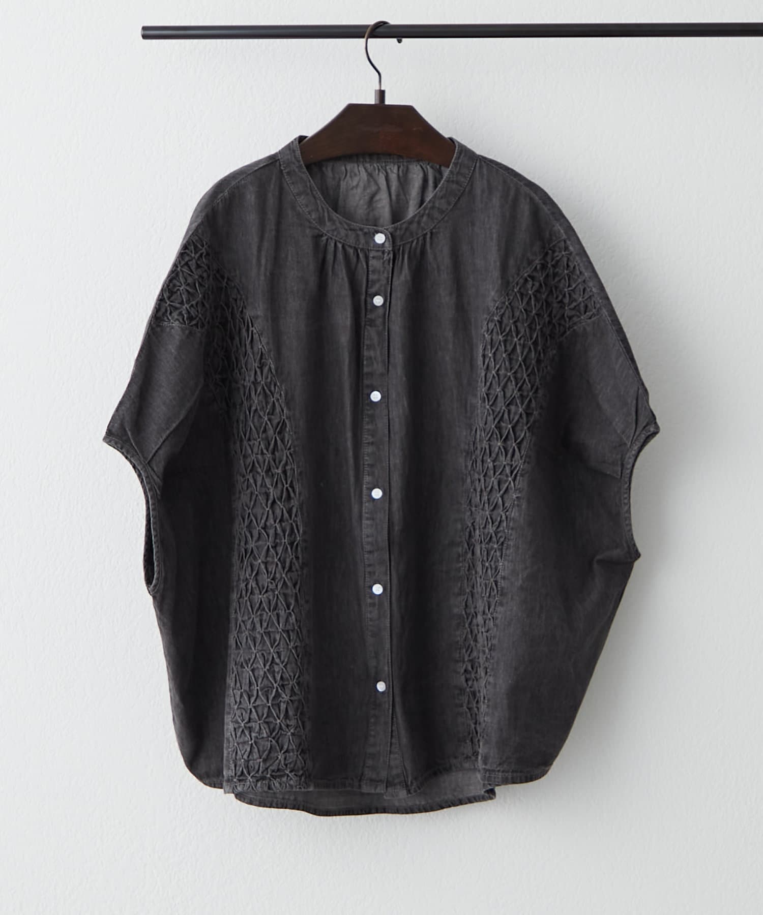 2025 Spring/Summer】スモッキングデニムシャツ | Remind me and 2025 Spring/Summer】スモッキングデニムシャツ | Remind me and