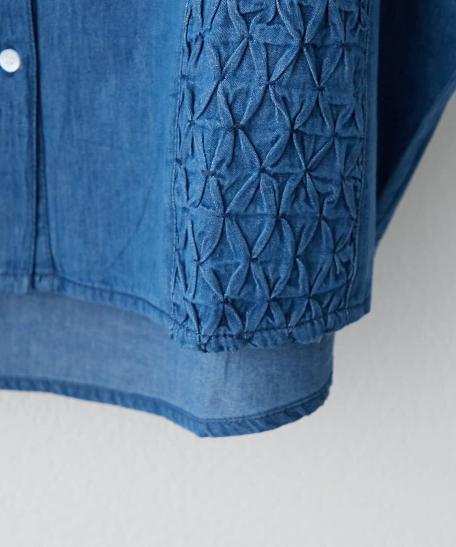 Remind me and forever(リマインドミーアンドフォーエバー) 【大人のこなれ感】シルエッティスモッキング デニム刺繍シャツ