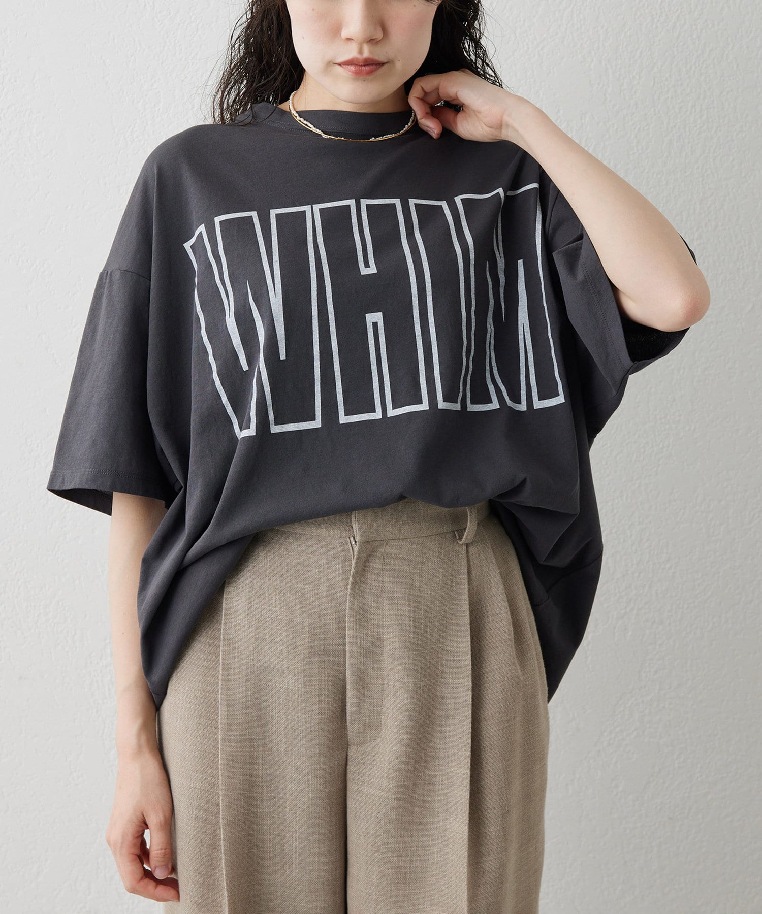 Whim Gazette(ウィム ガゼット) レディース リラックスロゴTシャツ チャコールグレー