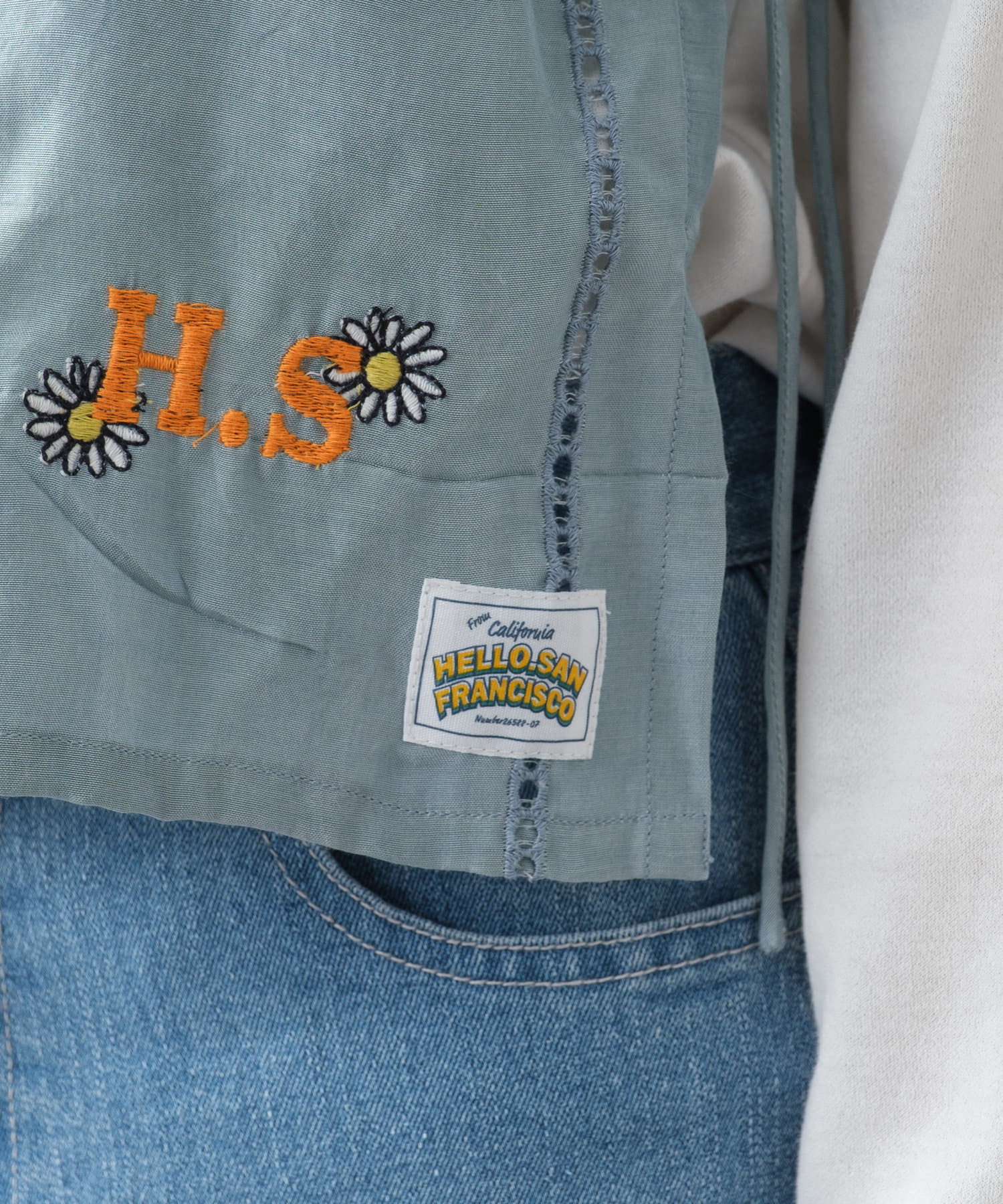 CIAOPANIC TYPY(チャオパニックティピー) 【HELLO.SANFRANCISCO/ハローサンフランシスコ】オリジナル刺繍サテンキャミ
