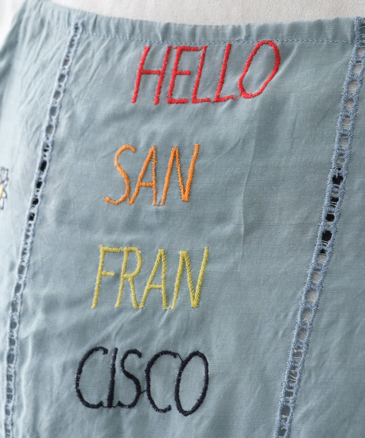 CIAOPANIC TYPY(チャオパニックティピー) 【HELLO.SANFRANCISCO/ハローサンフランシスコ】オリジナル刺繍サテンキャミ
