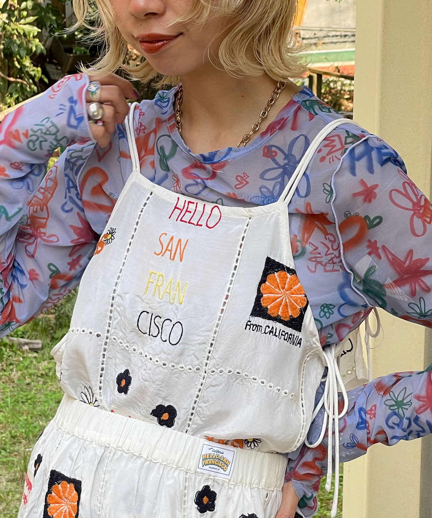 ポップな刺繍の主役級キャミトップス※この製品はインドで生産されたものです。多少のデザインのずれは商品の特徴のひとつですので予めご了承ください。※生産の都合上、お届け時期が前後する場合がございます。 ▼