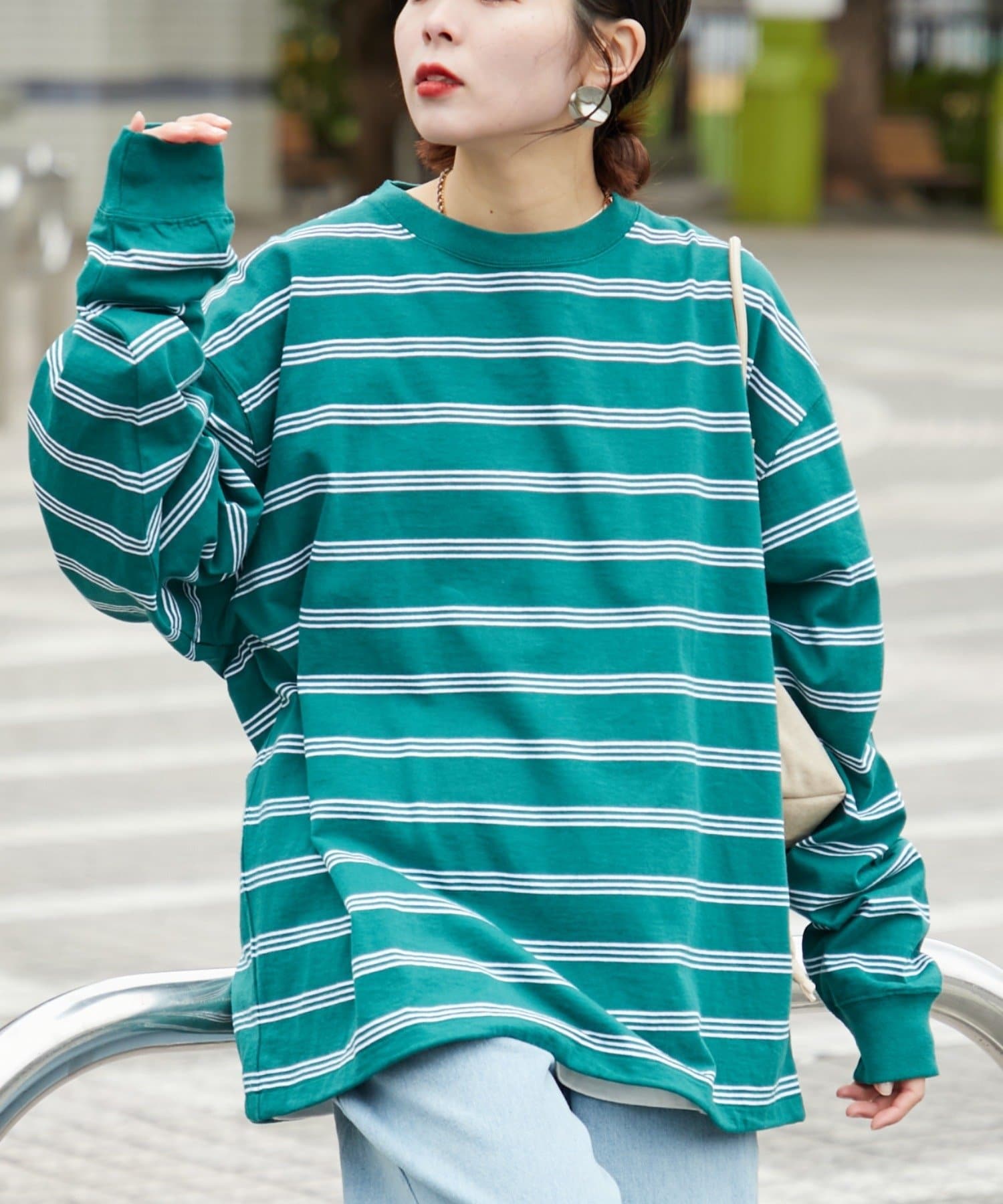 大人カジュアルにぴったり♩1枚は持っておきたいボーダーTEE■デザイントレンドのオーバーサイズで、こなれ感をプラス。ボーダーのピッチが細めなので、子供っぽくならないのが嬉しいポイント◎肌触りは柔らかく