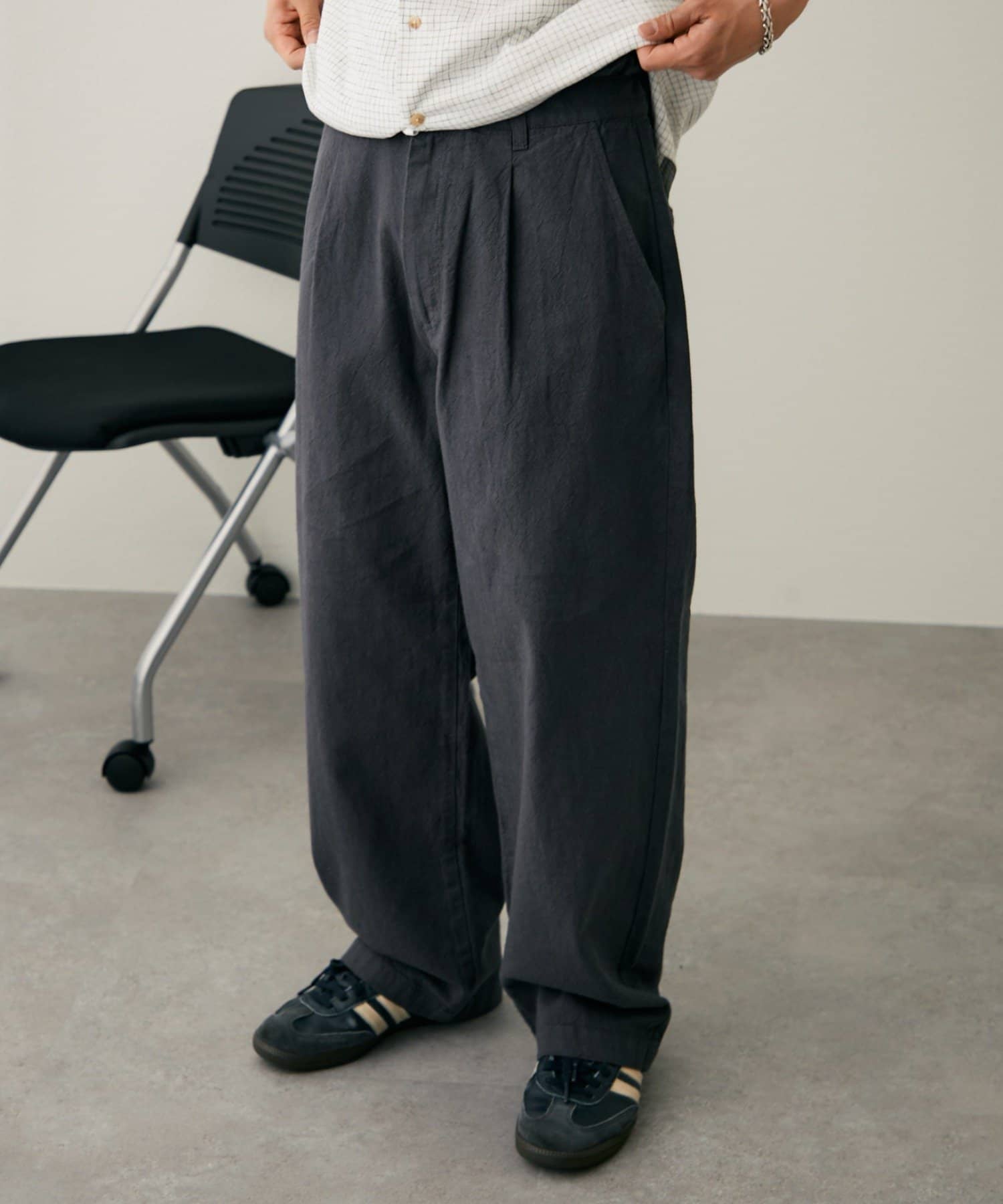 "楽ちん×きれい見え"が叶う汗ばむ季節も快適なワイドパンツ■デザイン太すぎないワイドシルエットがトレンドライクな印象に。タック入りなので、スタイルアップも叶えてくれます♩ウエストは