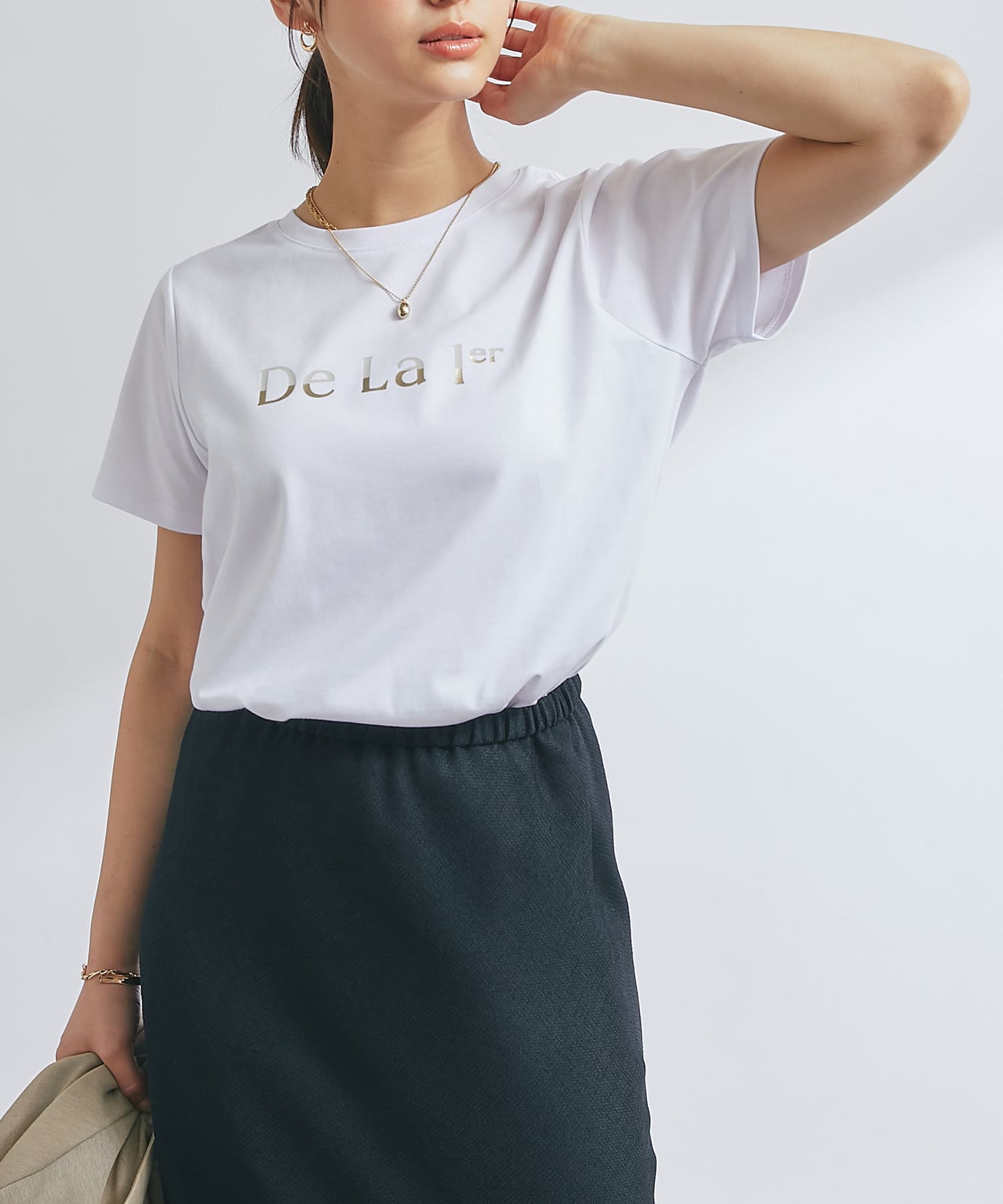箔ロゴが目を惹くカジュアルになりすぎないTシャツ商品ポイント・ロゴの一部に箔を使用し上品なTシャツに・カジュアル過ぎずにまとめてくれる優秀アイテム・シンプルなデザインで着回し力抜群！おすすめコーディネ