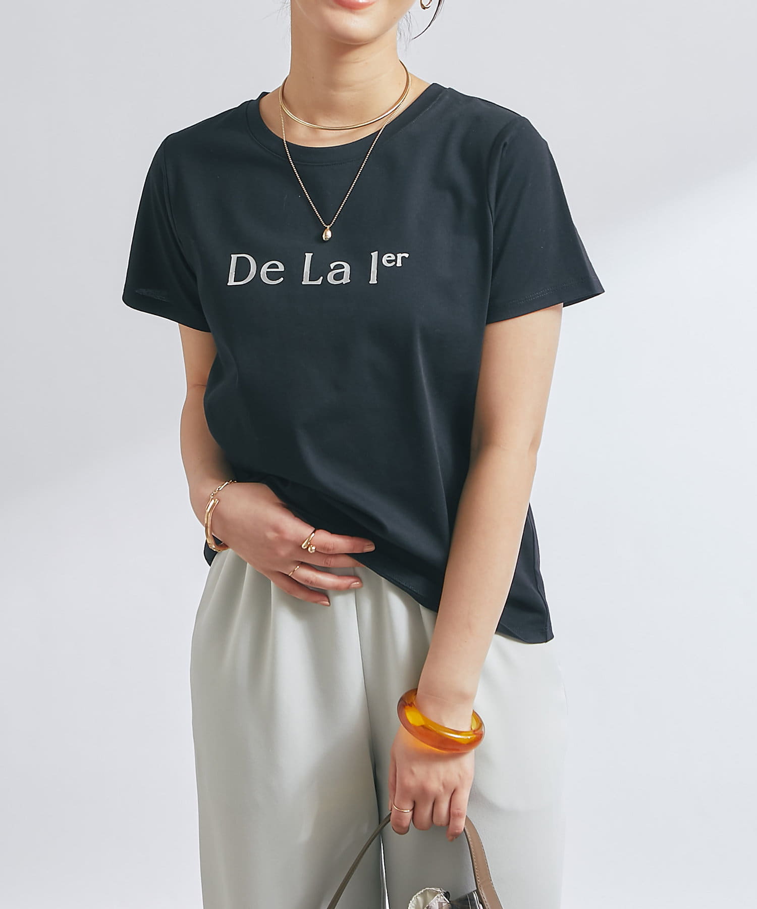 箔ロゴが目を惹くカジュアルになりすぎないTシャツ商品ポイント・ロゴの一部に箔を使用し上品なTシャツに・カジュアル過ぎずにまとめてくれる優秀アイテム・シンプルなデザインで着回し力抜群！おすすめコーディネ