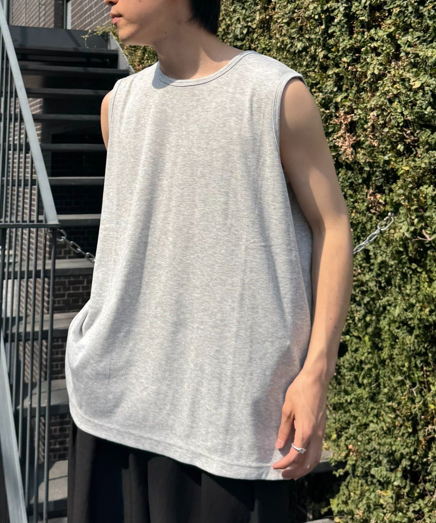 今年の春夏の必需品！ユニセックスで着れる！レイヤードにぴったりなノースリーブカットソー■デザインほどよい厚みで透けにくく、タンクトップよりも肩部分の幅を持たせることでインナー感を軽減◎１枚で着ても重ね