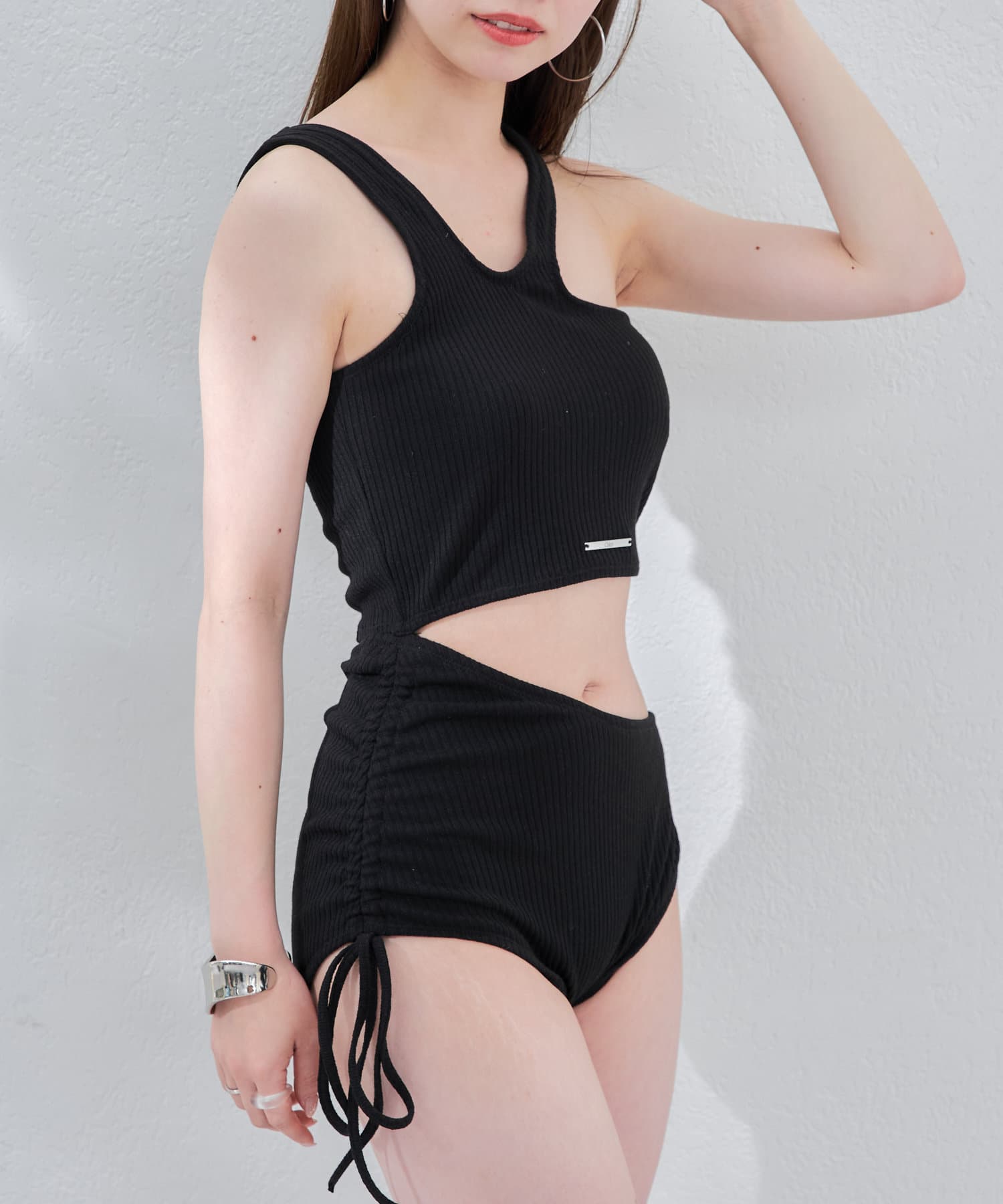 Chico SWIM WEAR COLLECTION 2024プールやビーチで1枚で着映えするワンピースタイプ▶商品ポイント・アシメデザインがトレンディで360°どこから見てもおしゃれ見えするスイムウ