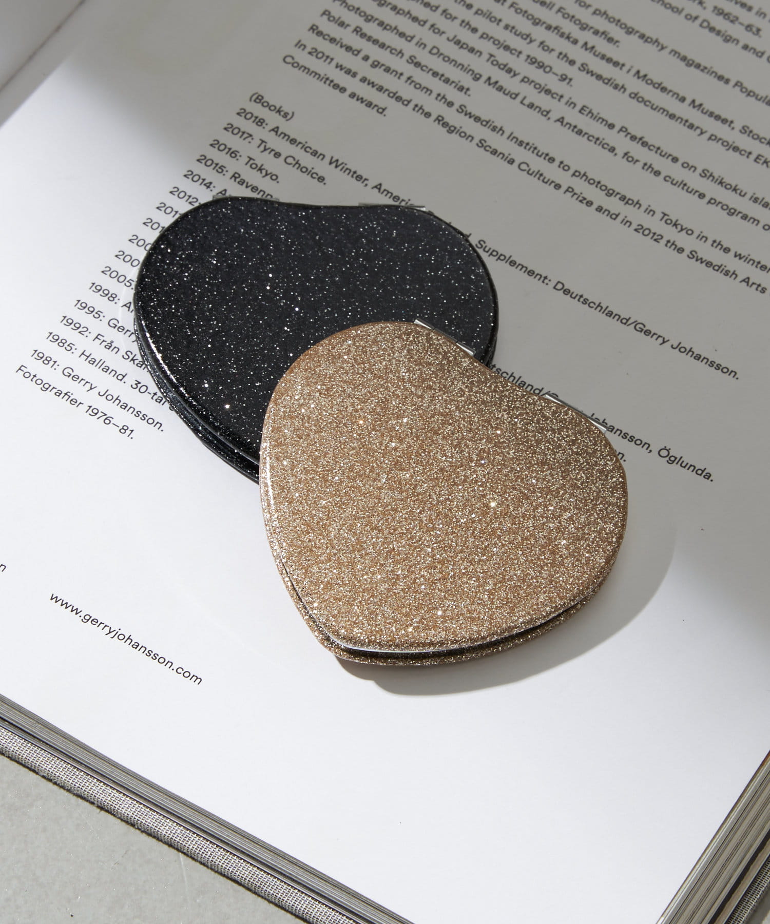 イタリア製 ハート型ミラー XE25C9D/M 黒色ハードボード製筐体、スライド式扉付き、525 mm x