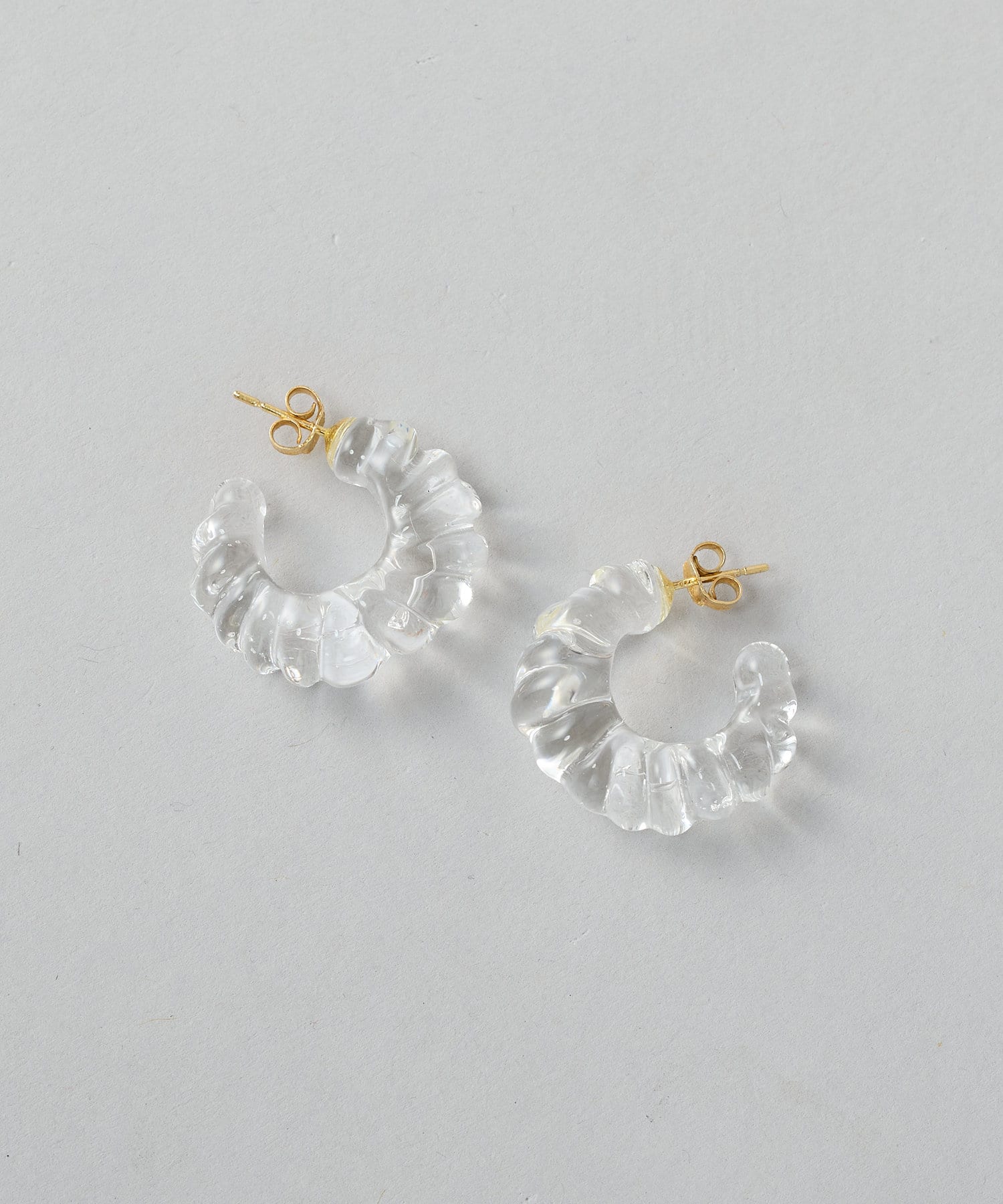 BEARDSLEY(ビアズリー) 《Petite A》ガラスクロワッサンピアス