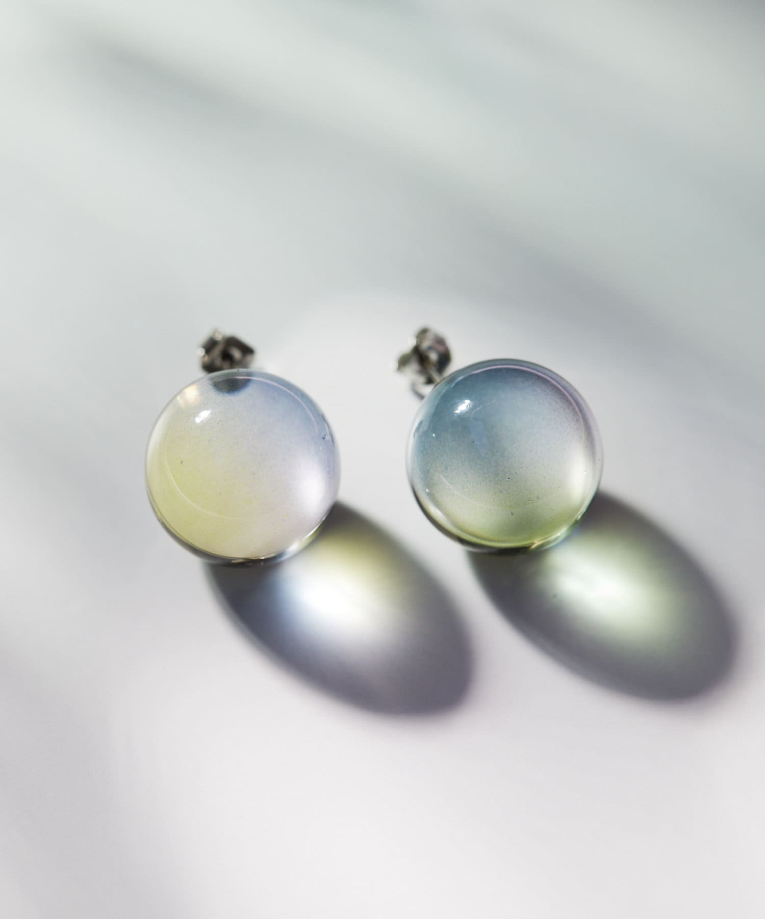 ear PAPILLONNER(イア パピヨネ) 《WEB限定》レインボーボールピアス