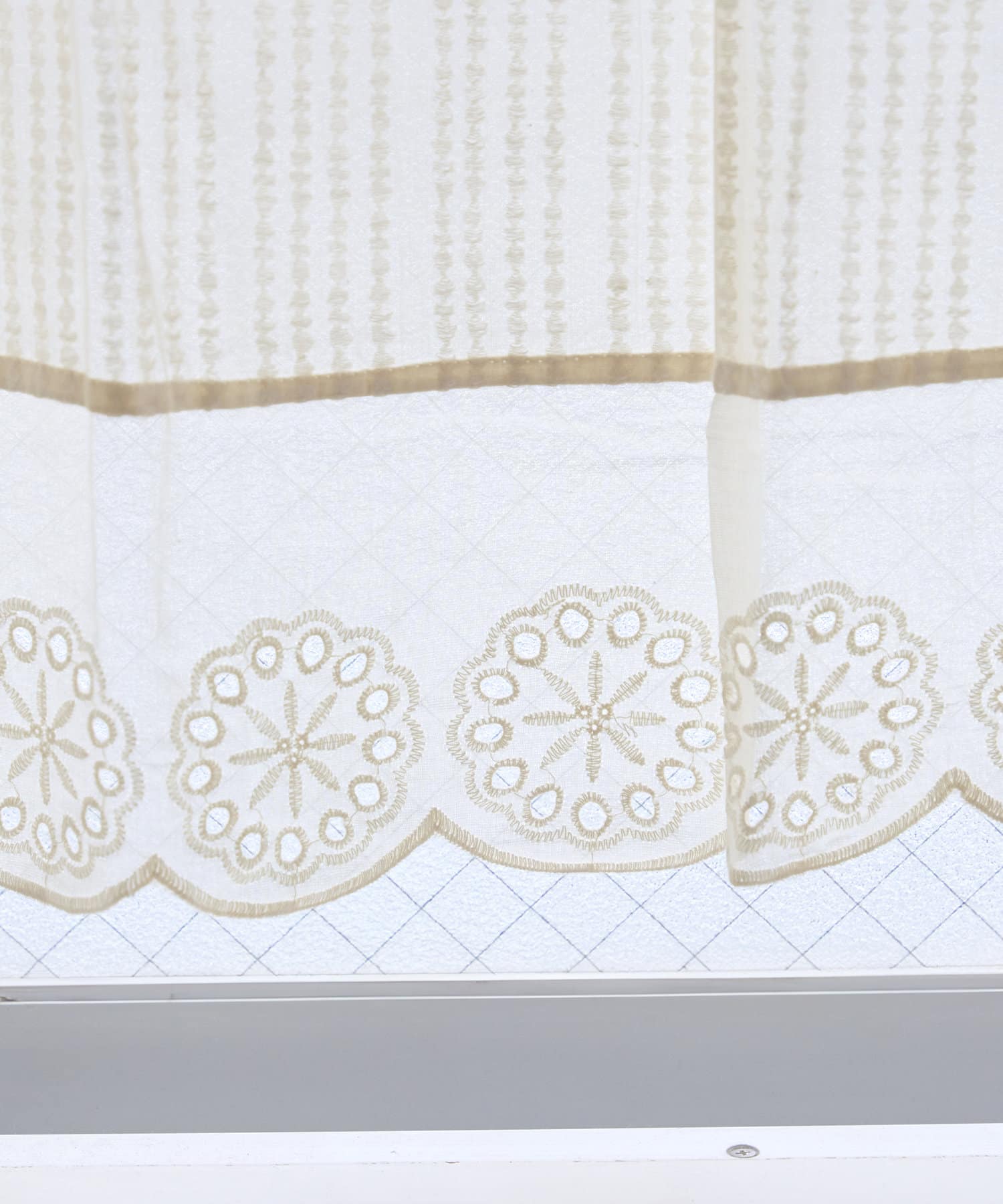 salut!(サリュ) カットワーク刺繍ストライプロングカフェカーテン：75×105cm