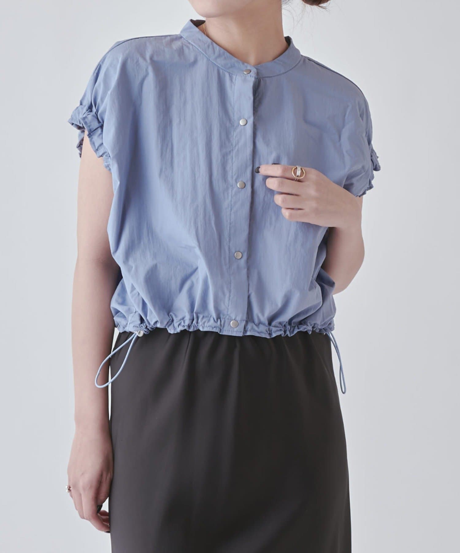 《 Lui's FEMME(ルイス ファム)オリジナル25SSコレクション 》ショートスナップブラウス●デザインスナップボタンが特徴的なブラウス。ジャストな丈感で、どのボトムスで合わせても脚