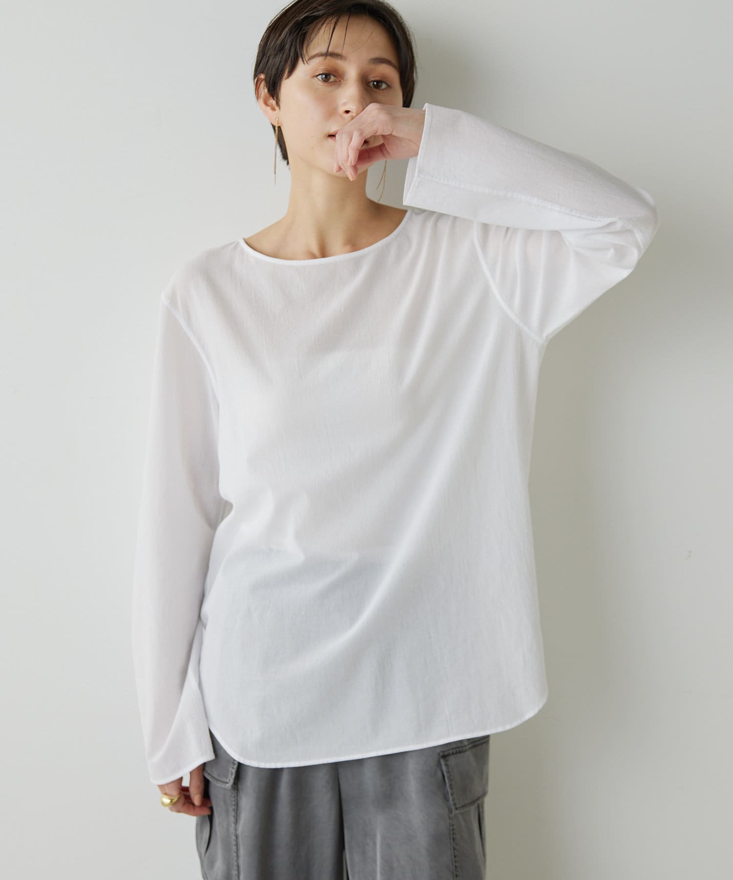 【2025SS】人気定番アイテムが春夏仕様の素材になって新登場！■程よくシアーな表情がポイントのプルオーバーブラウス。■清涼感のある風合いで、長袖ながらも夏でも爽やかに着用できる一枚。■やや長めなワイ