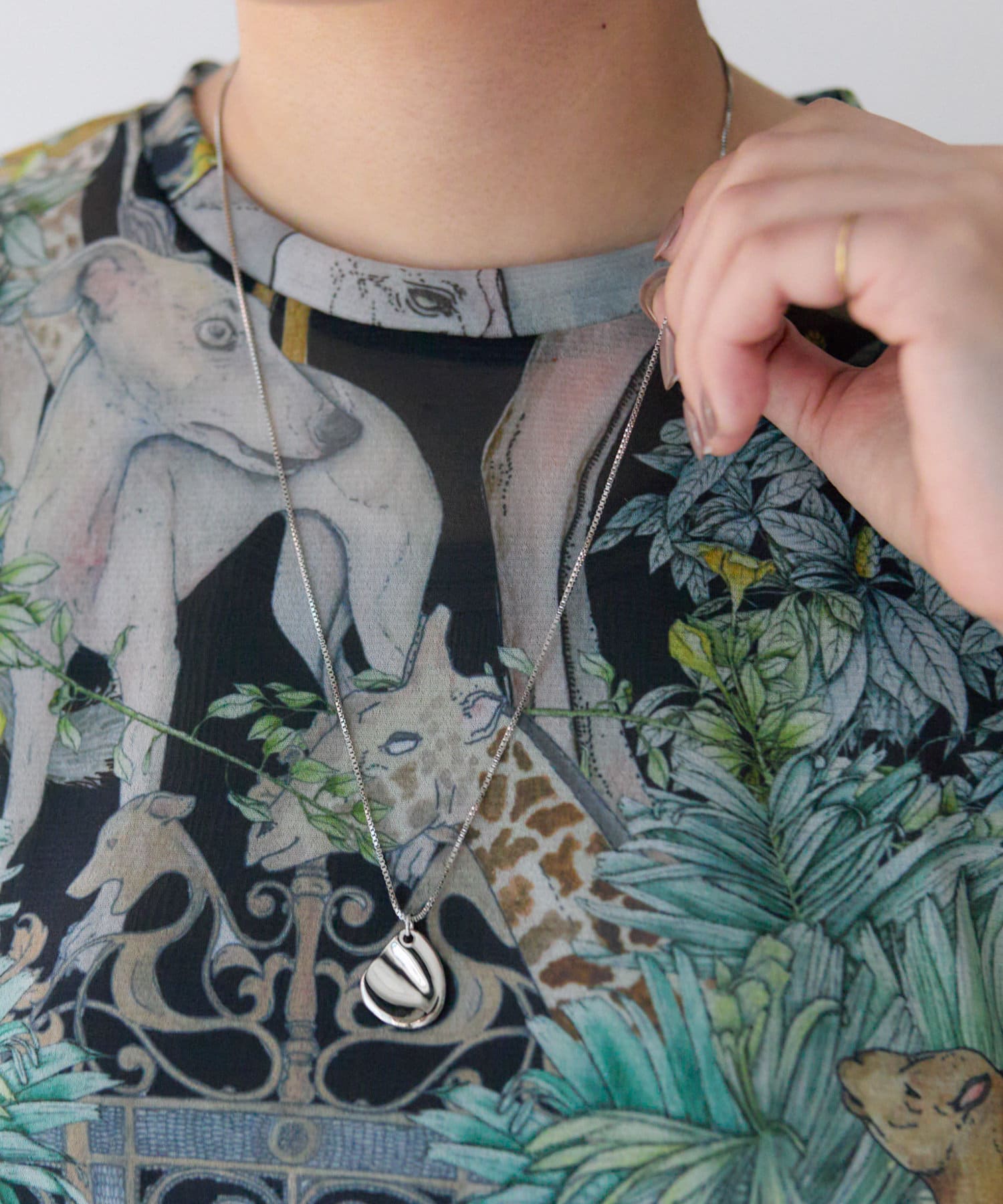ear PAPILLONNER(イア パピヨネ) 雫型プレートネックレス