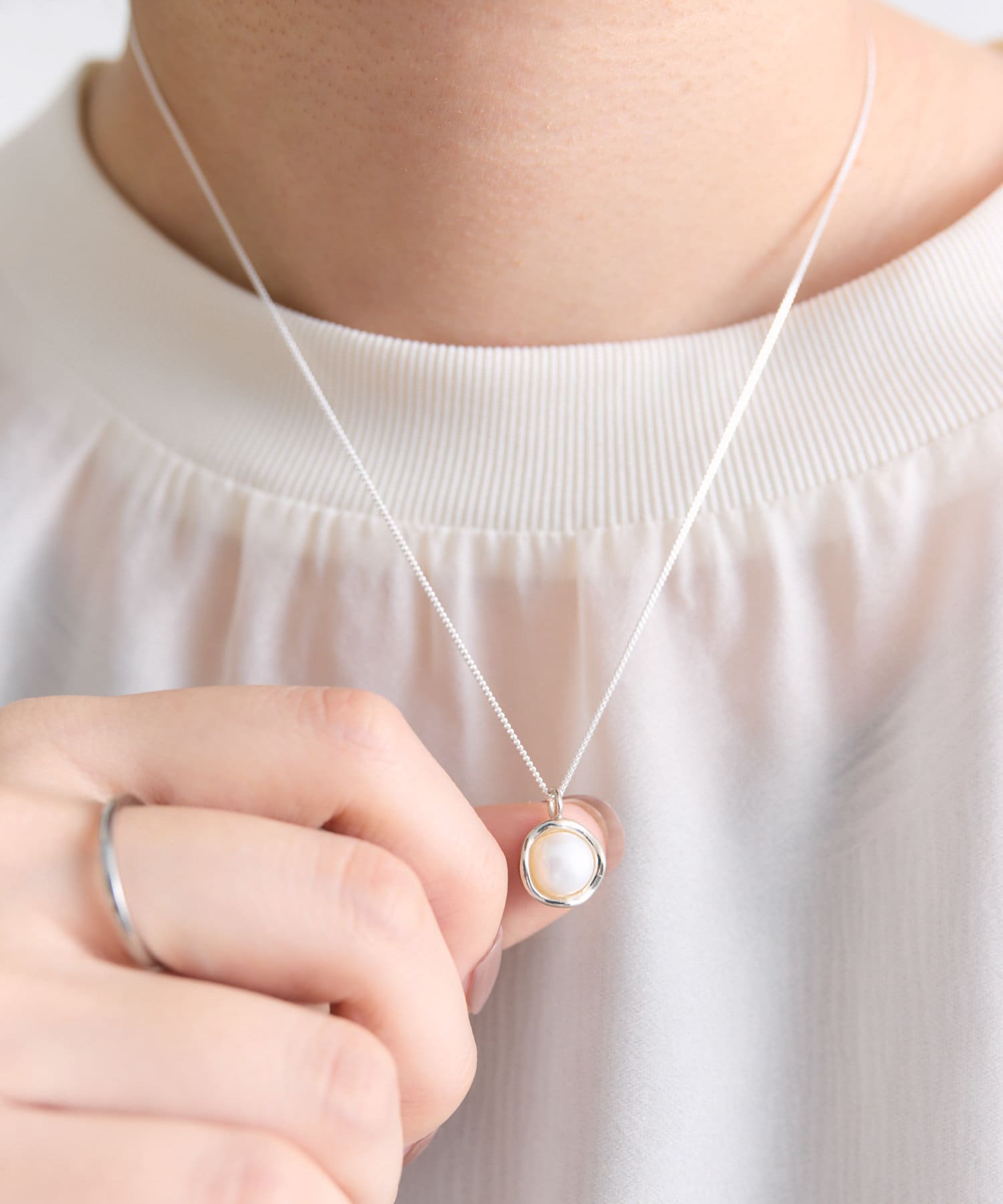 ear PAPILLONNER(イア パピヨネ) 《WEB限定/スターリングシルバー使用》枠付きパールネックレス