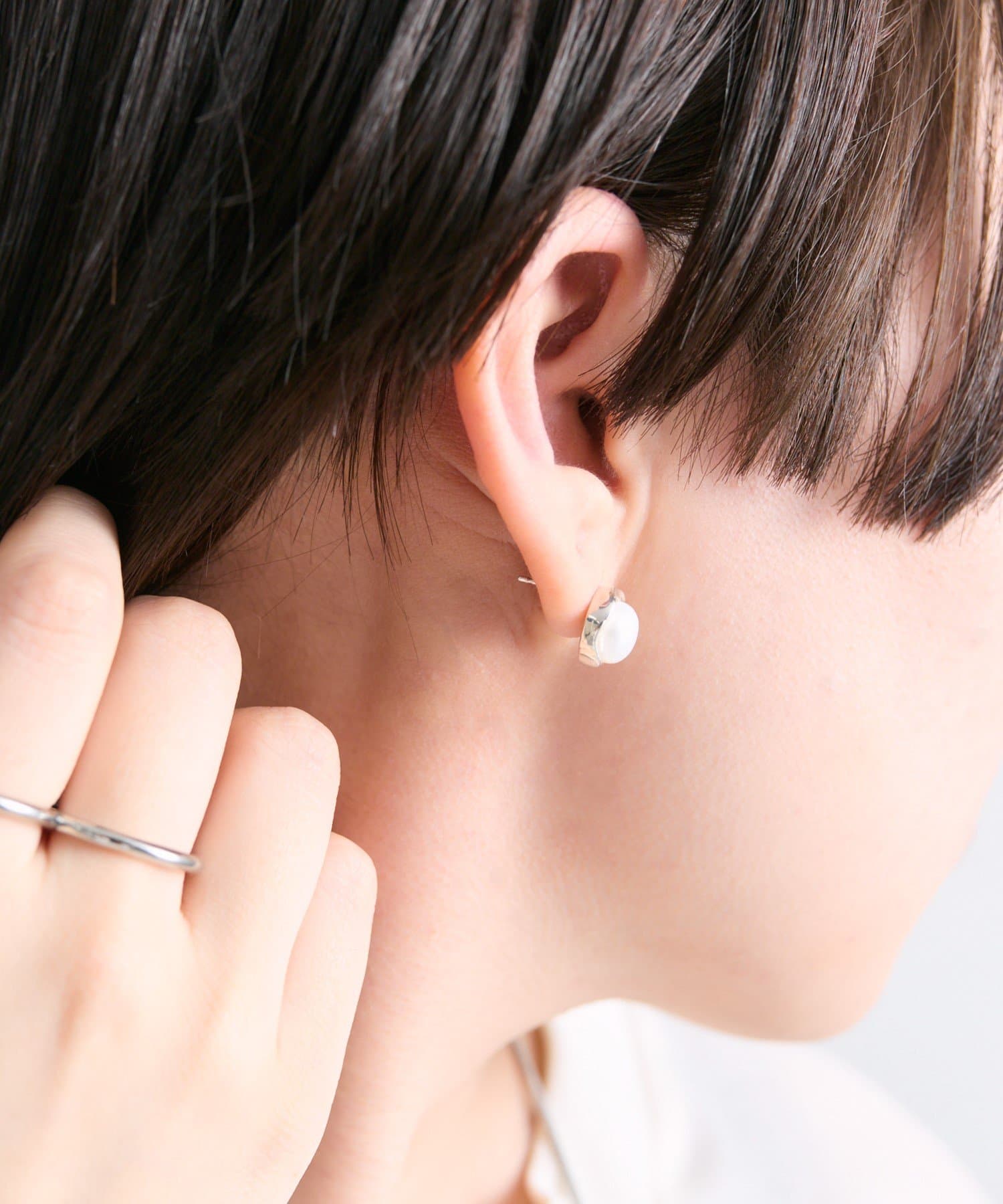 ear PAPILLONNER(イア パピヨネ) 《WEB限定/スターリングシルバー使用》枠付きパールピアス