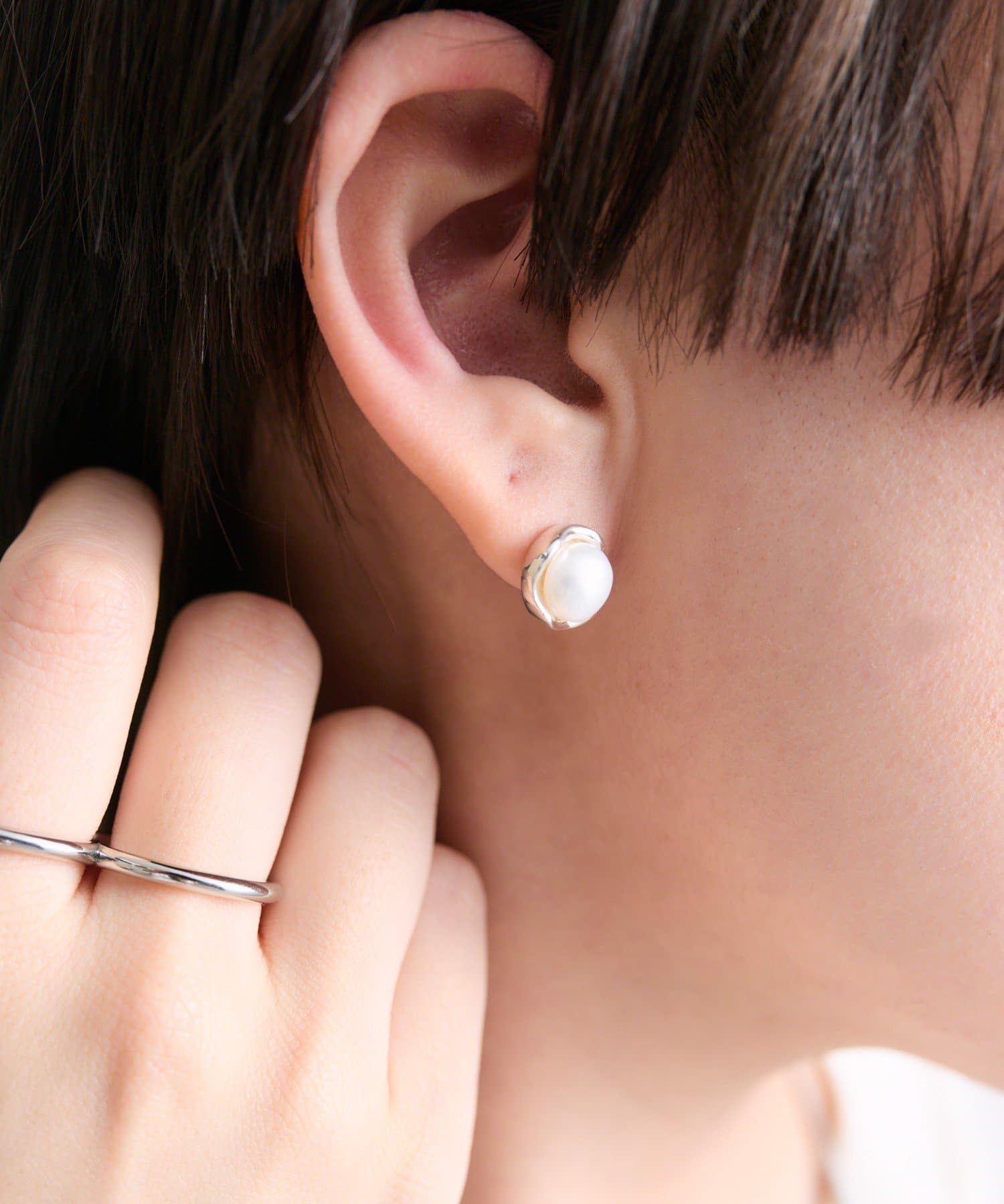 ear PAPILLONNER(イア パピヨネ) 《WEB限定/スターリングシルバー使用》枠付きパールピアス