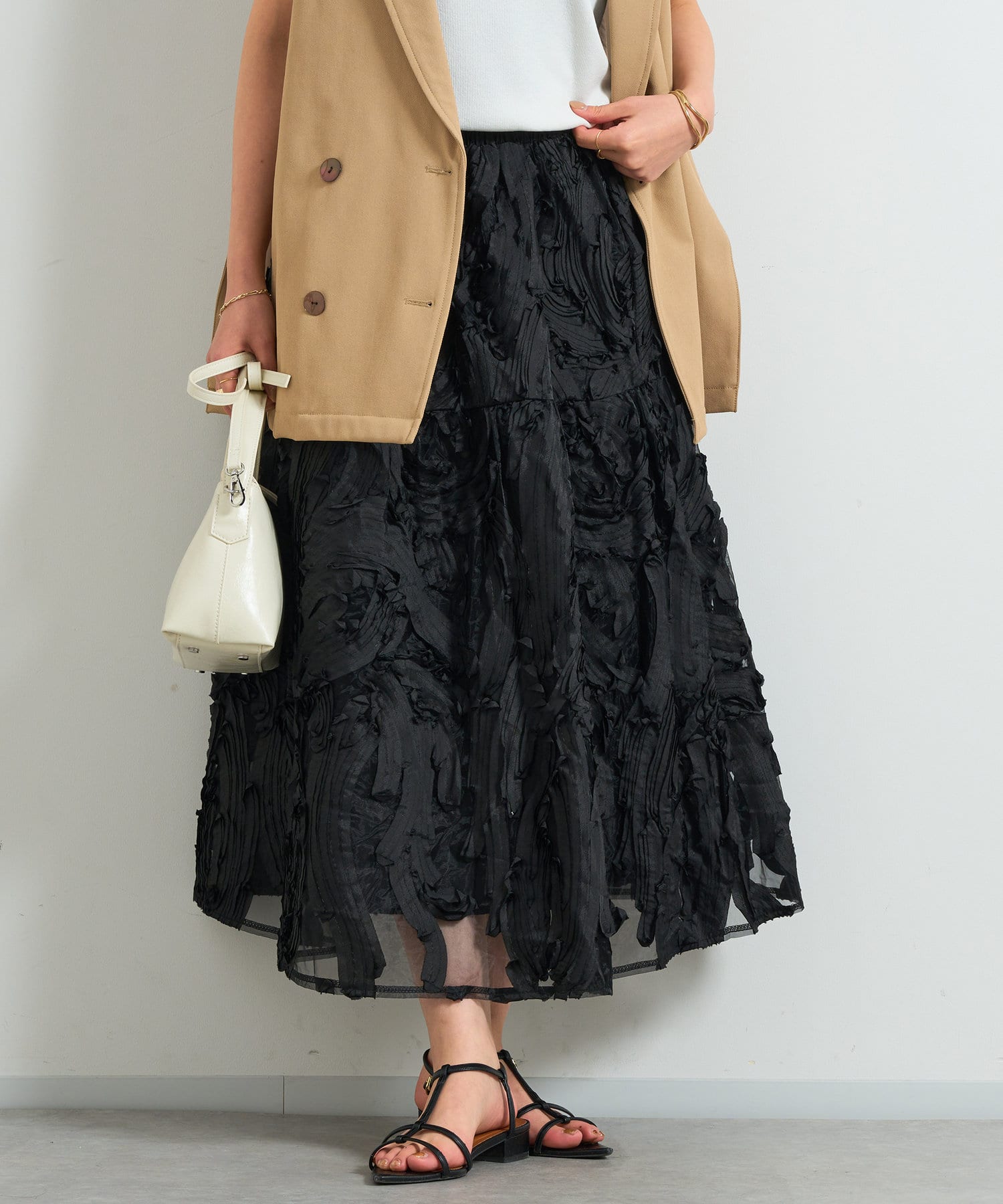 【商品ポイント】・ふんわりと優雅に、大人の女性を彩るコード刺繍スカート・歩くたびに揺れるシルエットが、女性らしさを最大限に引き立てます。・特別な日の装いから、デイリーユースまで、着回し力抜群の一枚です