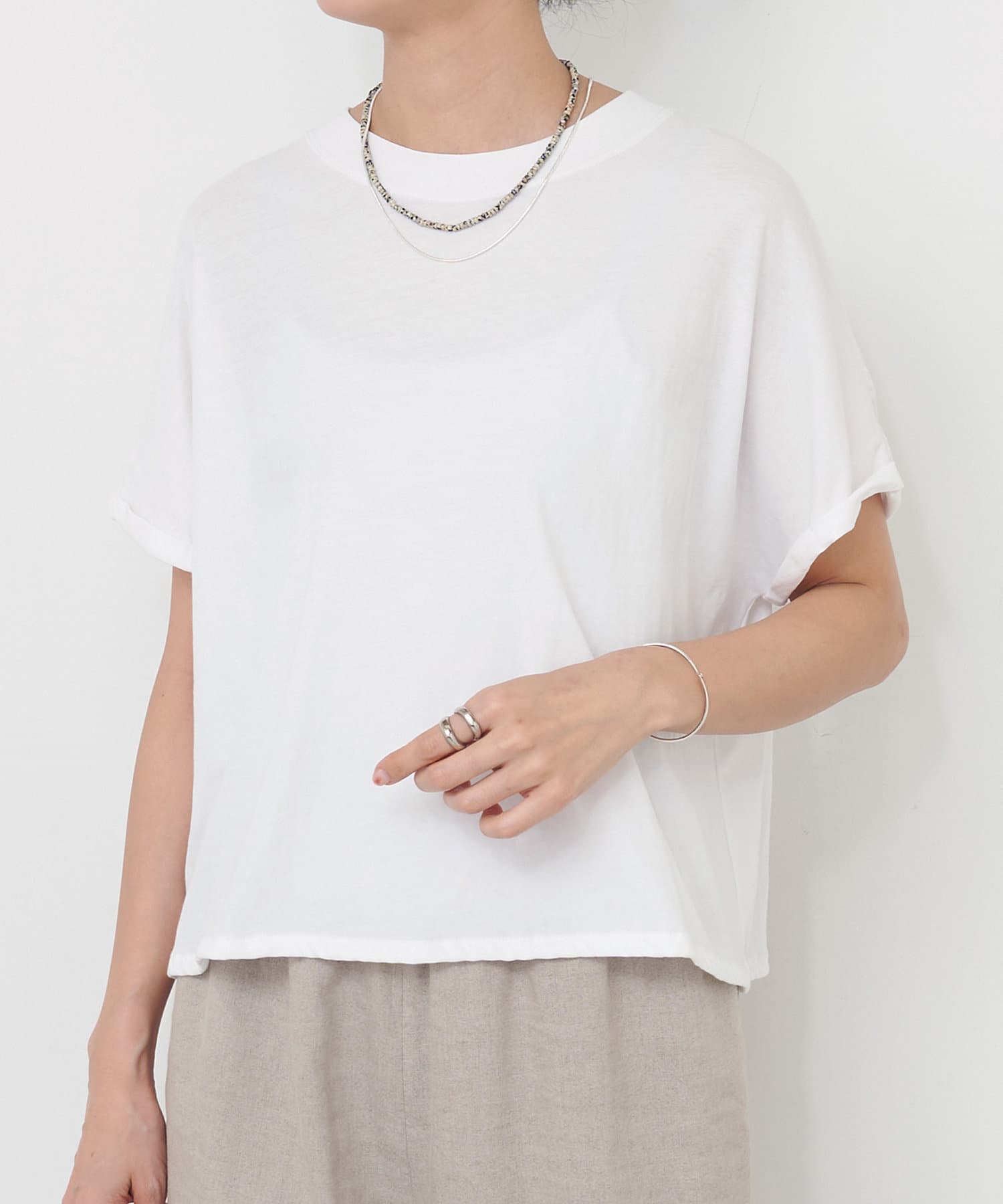 ■アイテムサラッとした着心地で快適に過ごせる、強撚さらっとショートTee。強撚糸を使用することで、肌触りがサラサラとしており通気性も抜群。汗ばむ季節でも快適に着用いただけます。ストレッチが効いているの