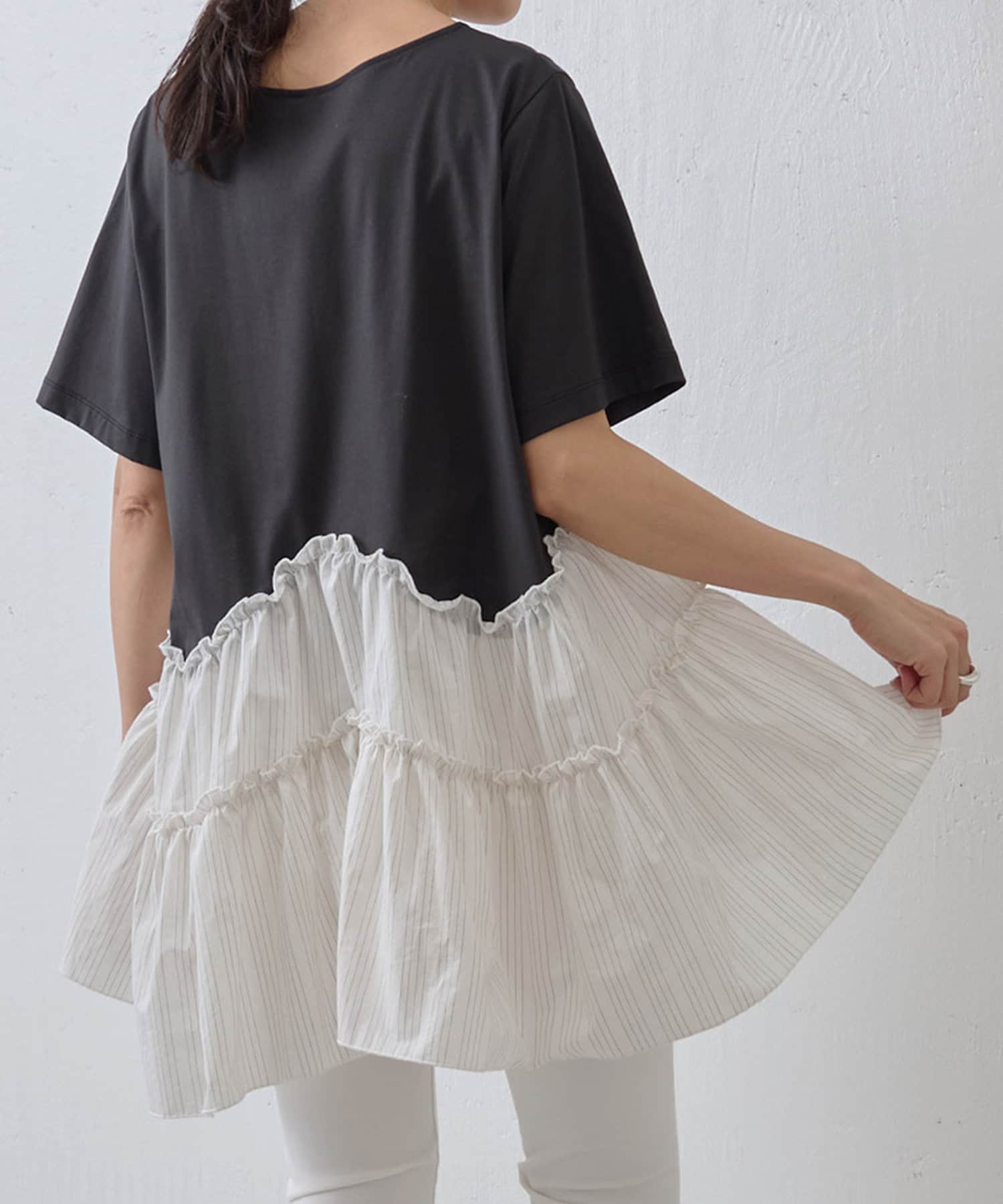 ■アイテムシンプルなカットソーに、フェミニンなギャザーがドッキングしたコンビTシャツ。カットソー部分は柔らかな肌触りで伸縮性があり、着心地の良さを追求しました。程よくゆとりのあるシルエットは、体型カバ