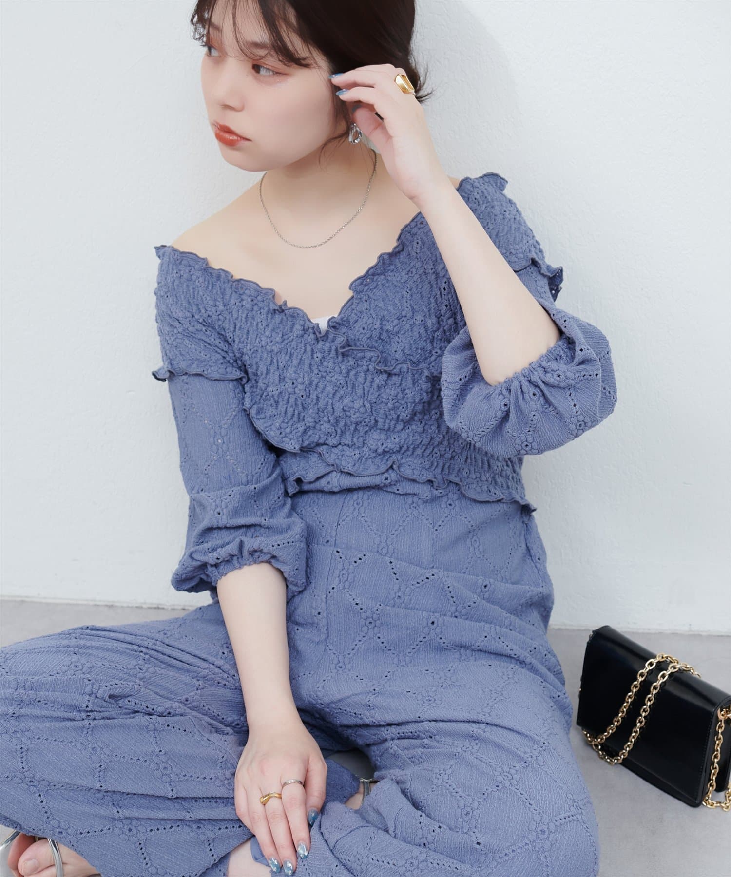 【2025SS natural couture】シャーリングデザインのサロペットWEB限定サイズ：Lサイズ■Design肩から胸にかけてクロスしたシャーリングデザインが目を惹くフェミニンサロペット。デ