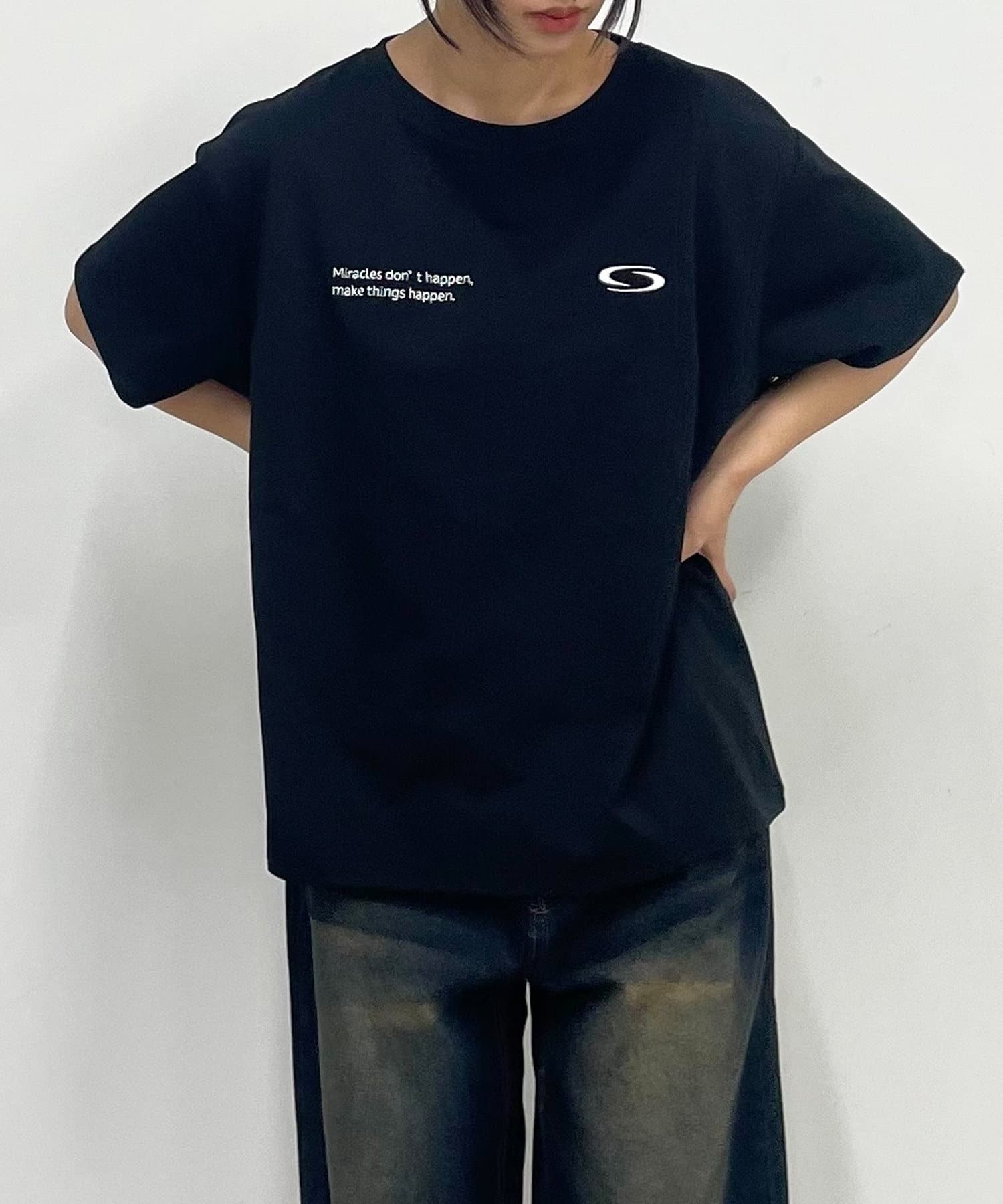 【2025SS】多機能ポイント刺繍T【POINT】・着るだけで涼しい接触冷感素材・５つの機能が詰まった春夏万能アイテム・毛羽立ちが少なく、奇麗めな印象・サラッと肌触りがよく着心地◎・シワになりにくく扱
