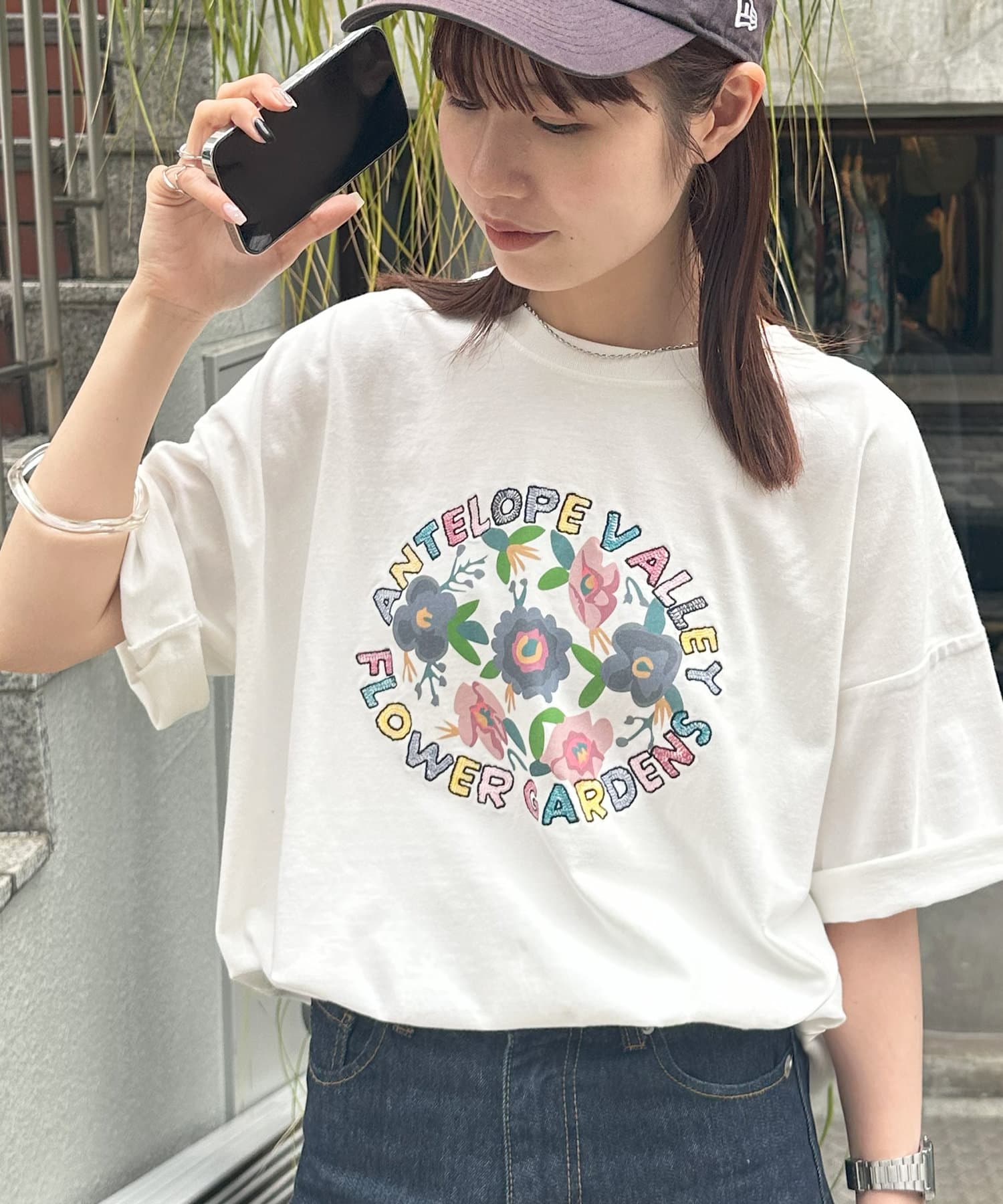 ユニセックス】フラワーモチーフ刺繍ロゴTシャツ | DISCOAT