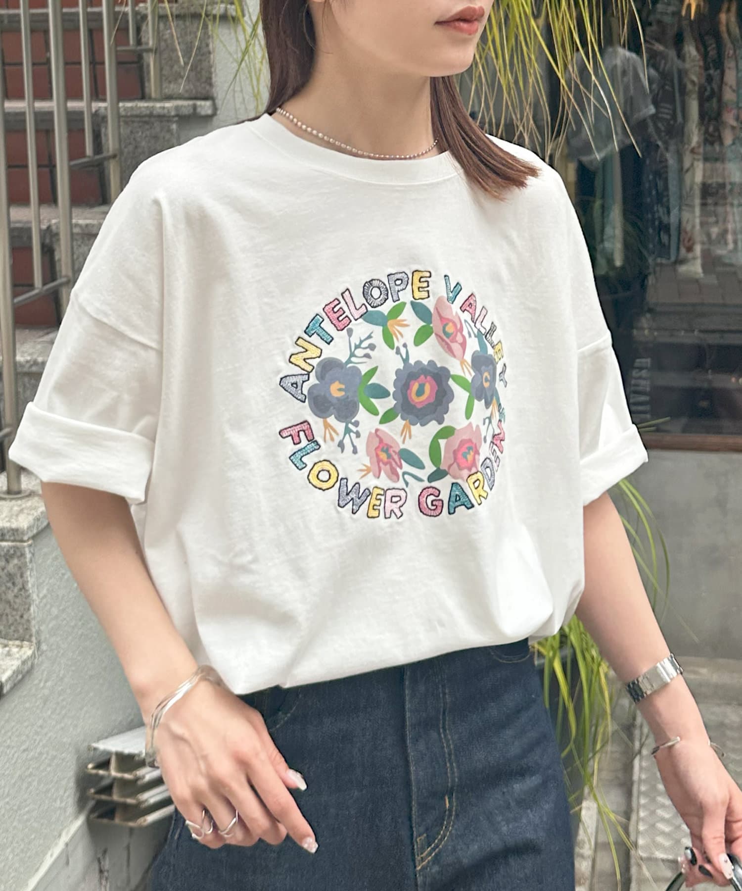 ユニセックス】フラワーモチーフ刺繍ロゴTシャツ | DISCOAT