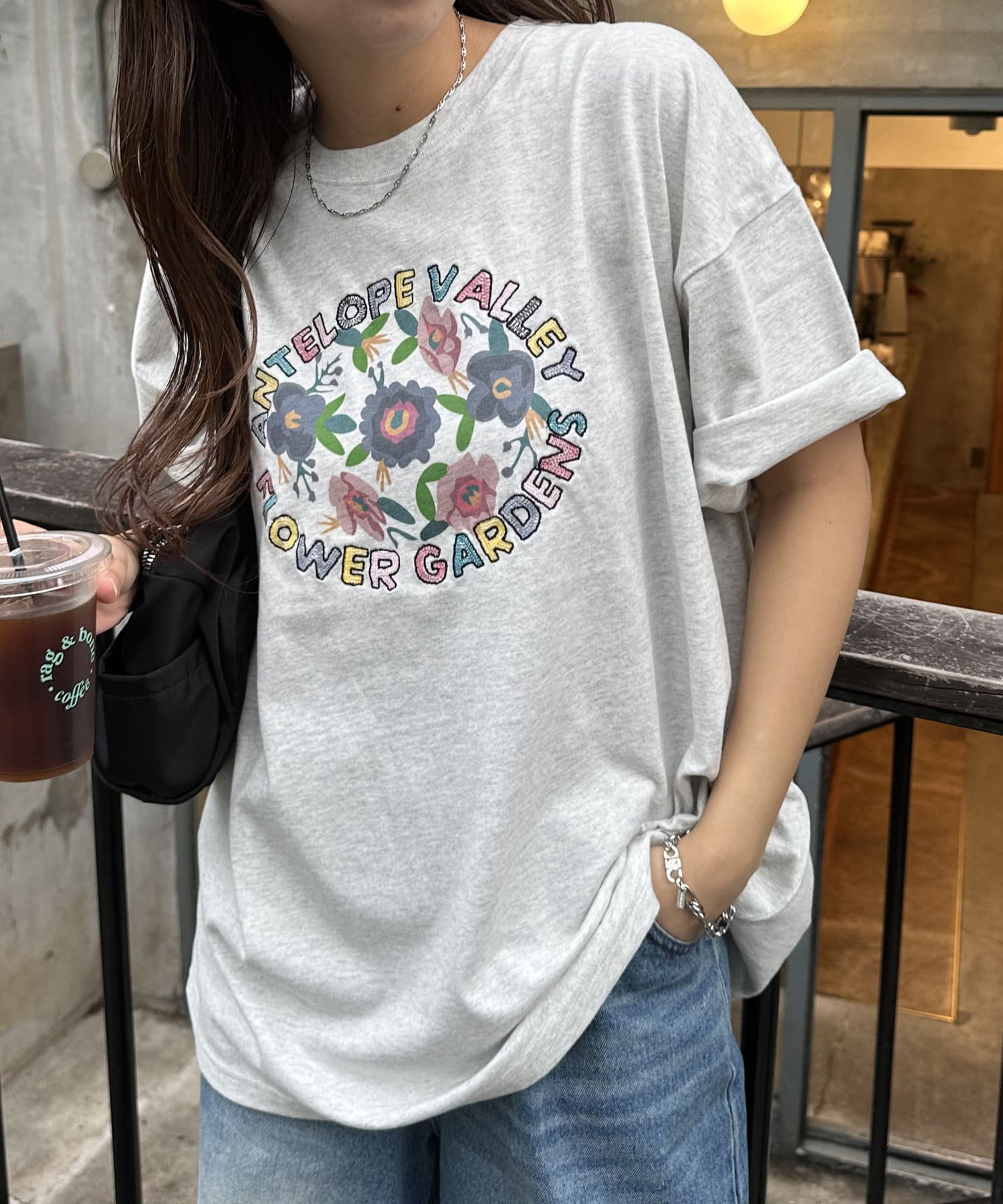 一枚で着映えするフラワーモチーフTシャツ●デザインフロントに施されたフラワーモチーフのデザインが華やかでコーデの主役に。どこか懐かしい雰囲気のデザインと、落ち着いた色使いのフラワープリントが、大人にも