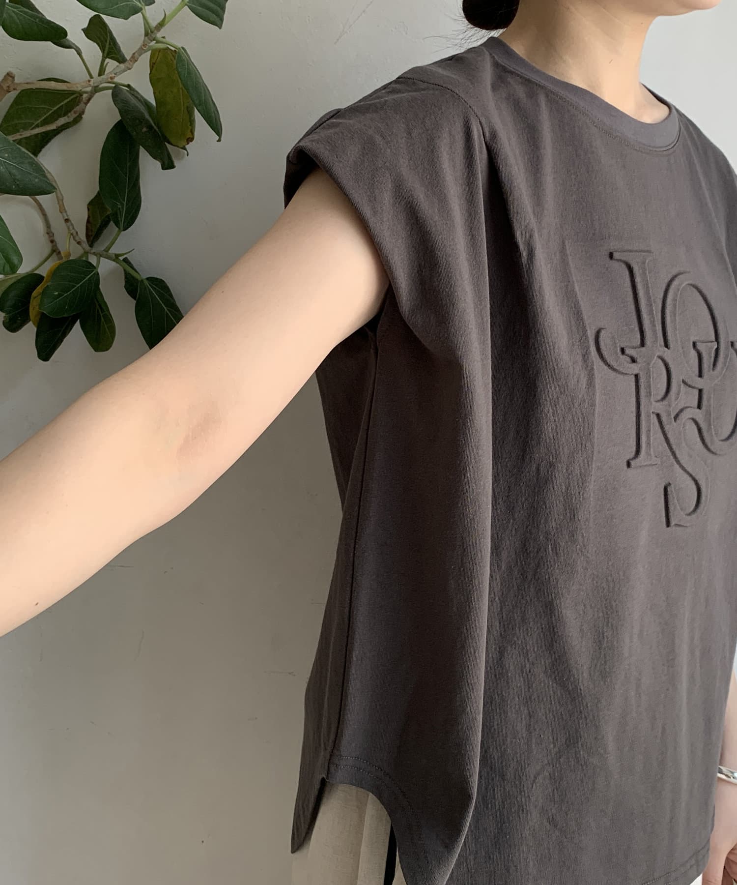 DOUDOU(ドゥドゥ) エンボスバックジップTEE