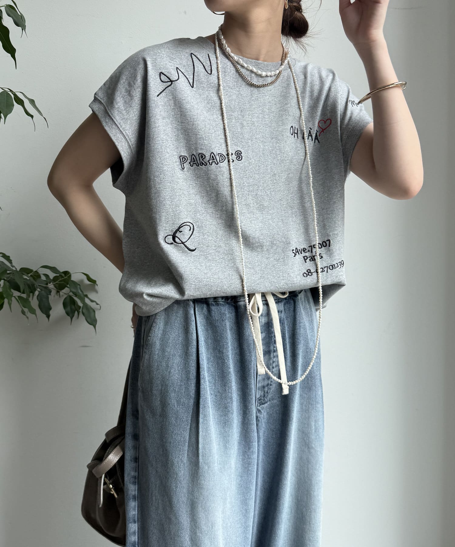 DOUDOU(ドゥドゥ) 【WEB限定】バックジップランダム刺繍ロゴTEE