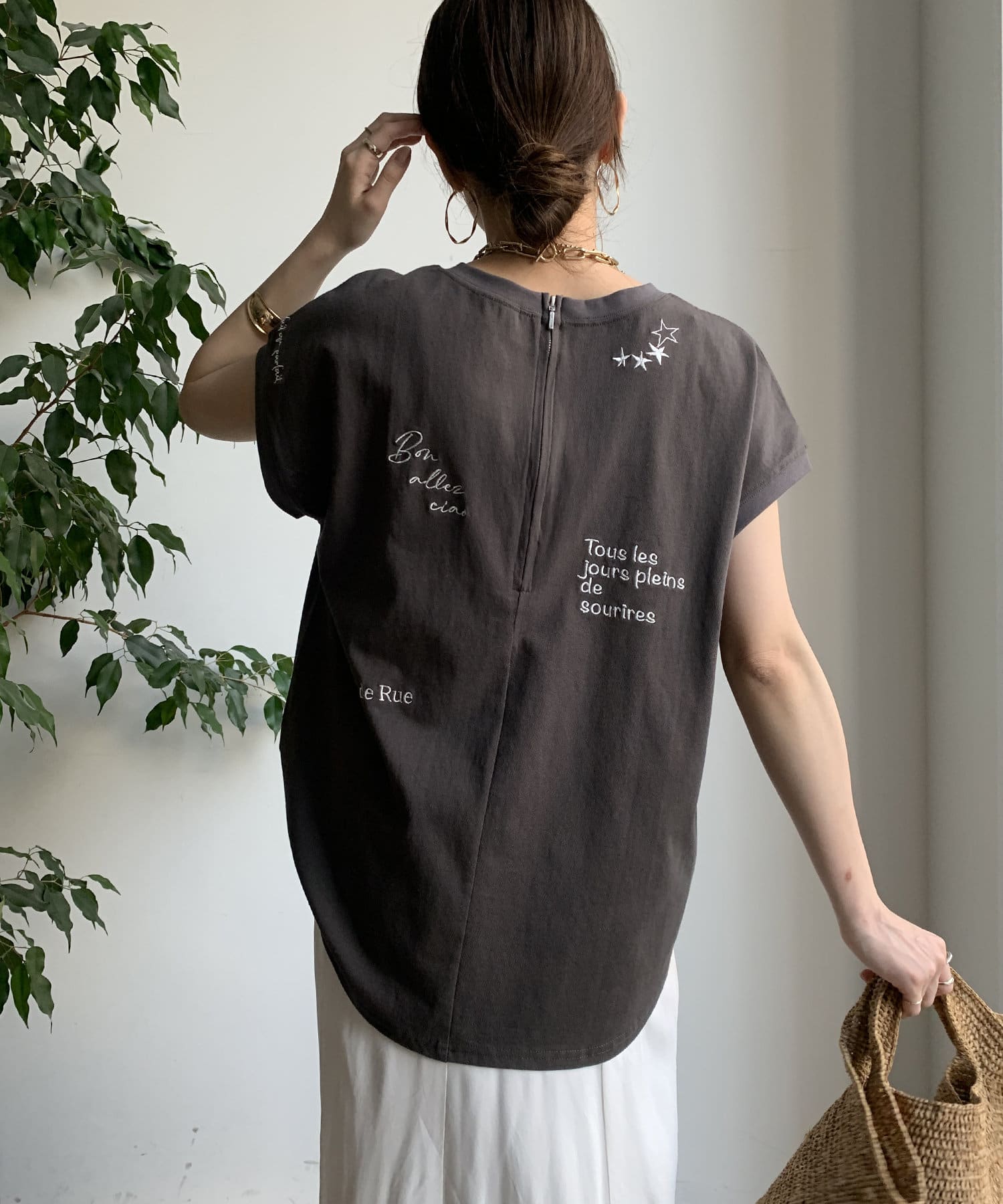 WEB限定】バックジップランダム刺繍ロゴTEE | DOUDOU(ドゥドゥ