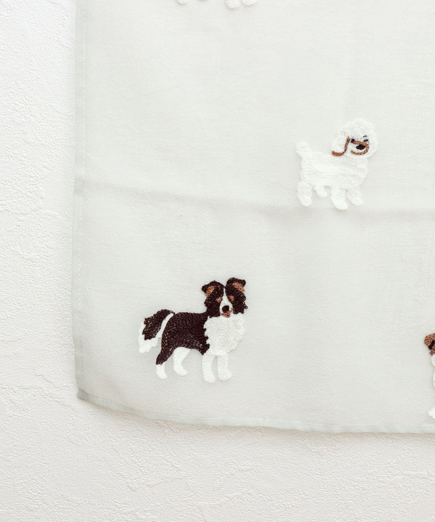 3COINS(スリーコインズ) 刺繍セパレートカーテン犬柄：150×43cm