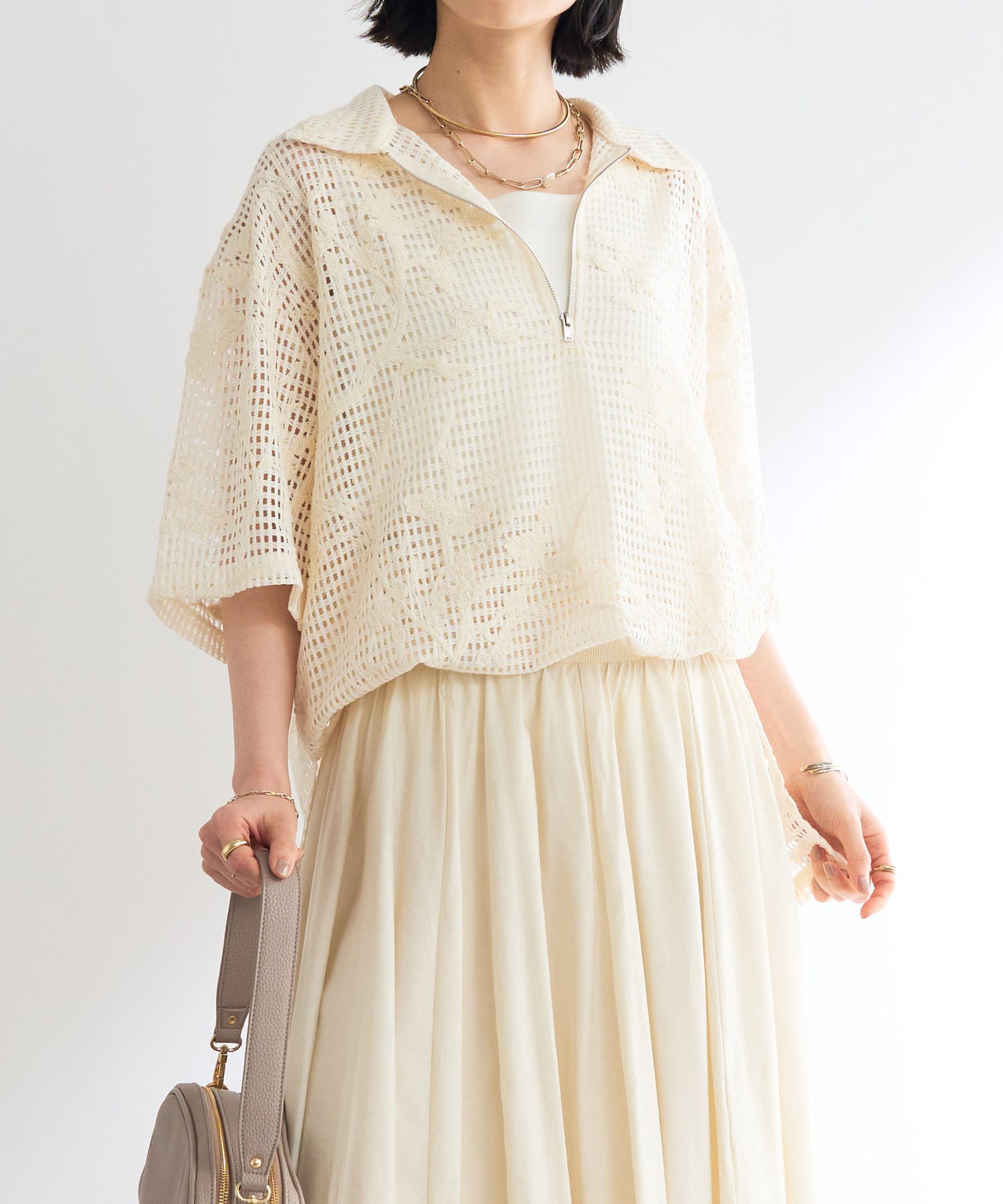 透け感とレースできれいめカジュアルコーデに商品ポイント・クロシェ風の格子レースが華やかなアイテム。・ゆったりとしたシルエットでZIP付きなので着脱も楽々。・ZIPの開き具合を調整できるので様々な表情を