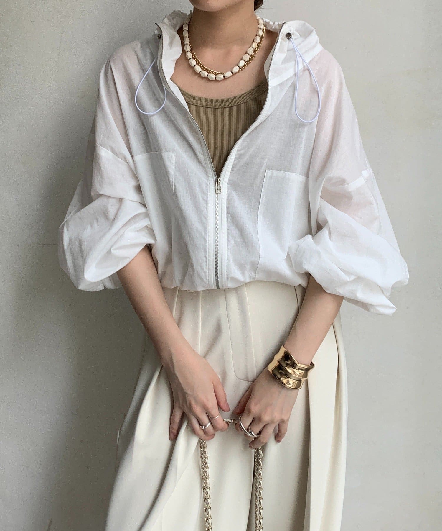 ■2025 SPRING & SUMMER ITEM■いつものスタイルに旬な空気感とこなれたムードを！！綿ローン生地を使用しており軽く、さらりとした肌触りが特徴です。ほんのりとした透け感が、見