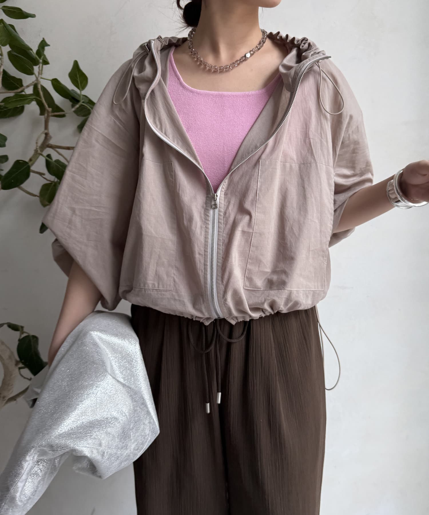 ■2025 SPRING & SUMMER ITEM■いつものスタイルに旬な空気感とこなれたムードを！！綿ローン生地を使用しており軽く、さらりとした肌触りが特徴です。ほんのりとした透け感が、見