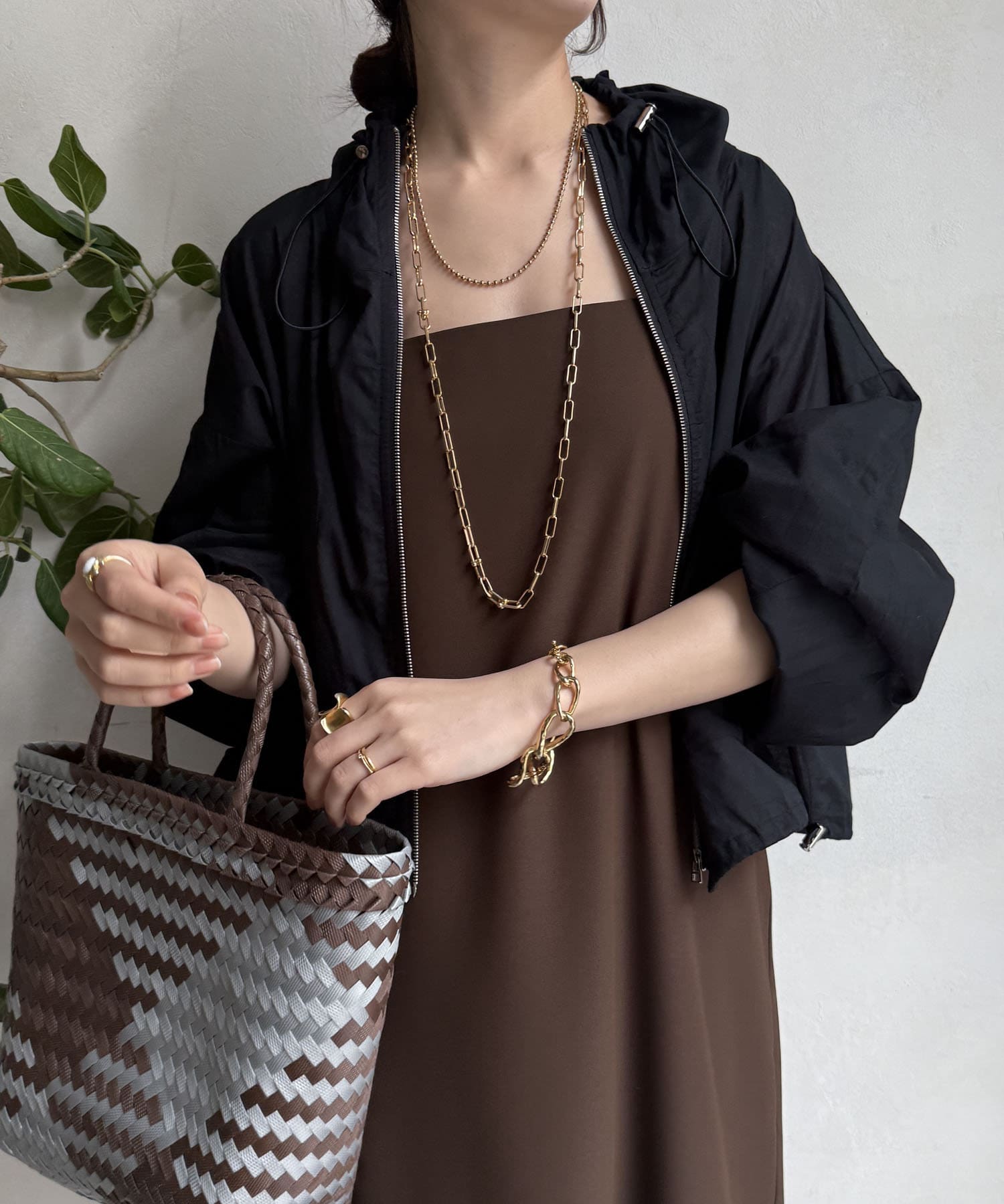 ■2025 SPRING & SUMMER ITEM■いつものスタイルに旬な空気感とこなれたムードを！！綿ローン生地を使用しており軽く、さらりとした肌触りが特徴です。ほんのりとした透け感が、見