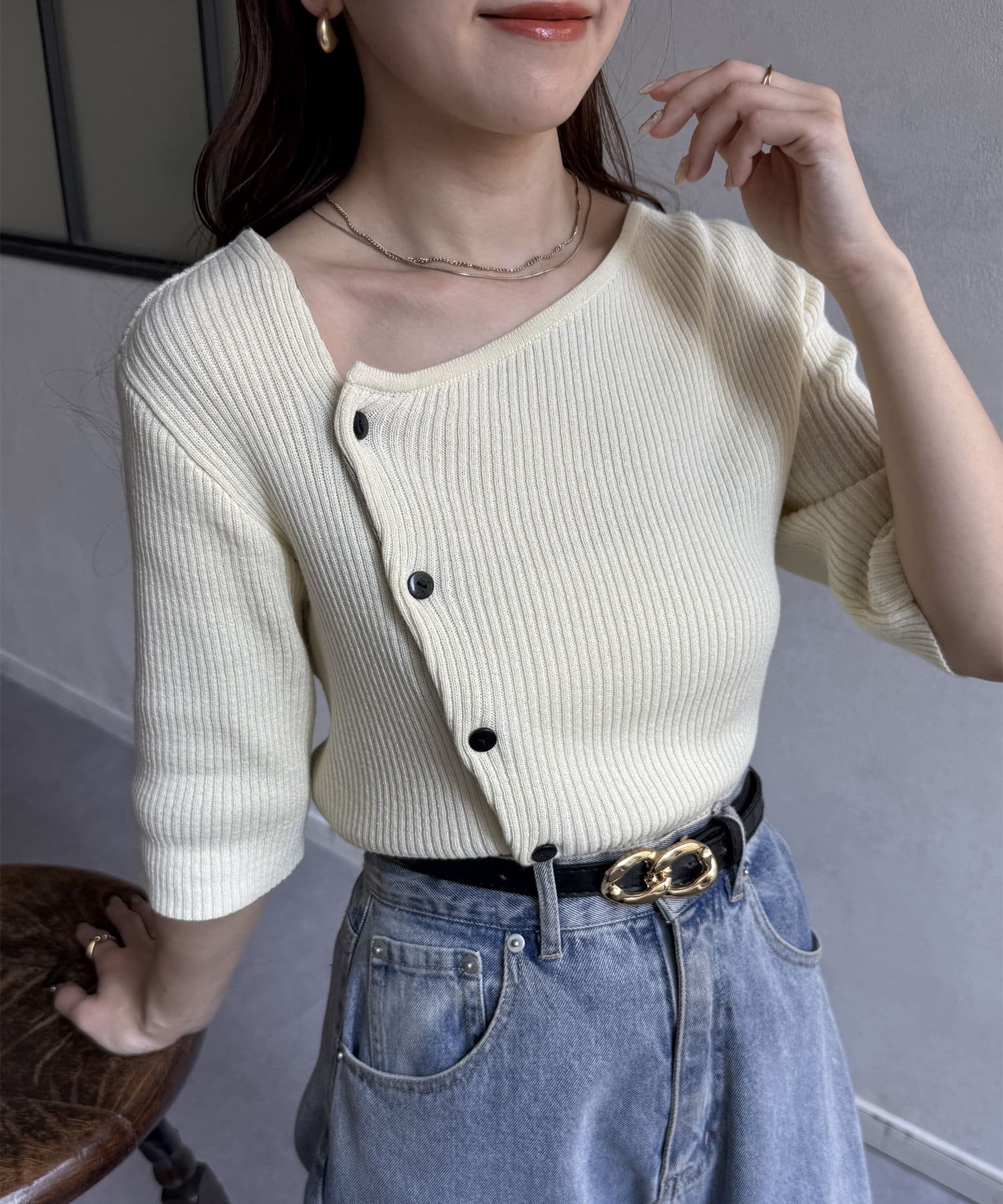 Thevon.(ゼヴォン) アシメネックボタンデザイン5分袖ニット
