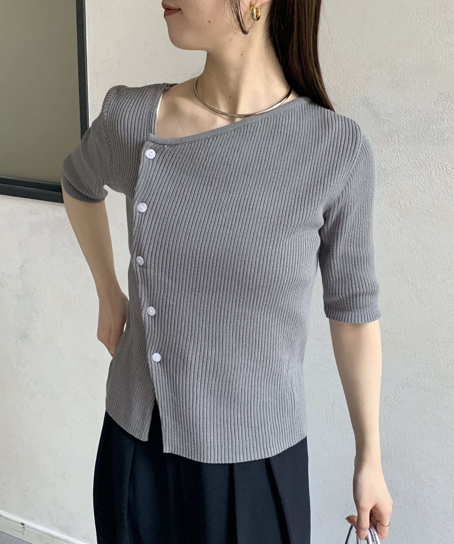 Thevon.(ゼヴォン) アシメネックボタンデザイン5分袖ニット