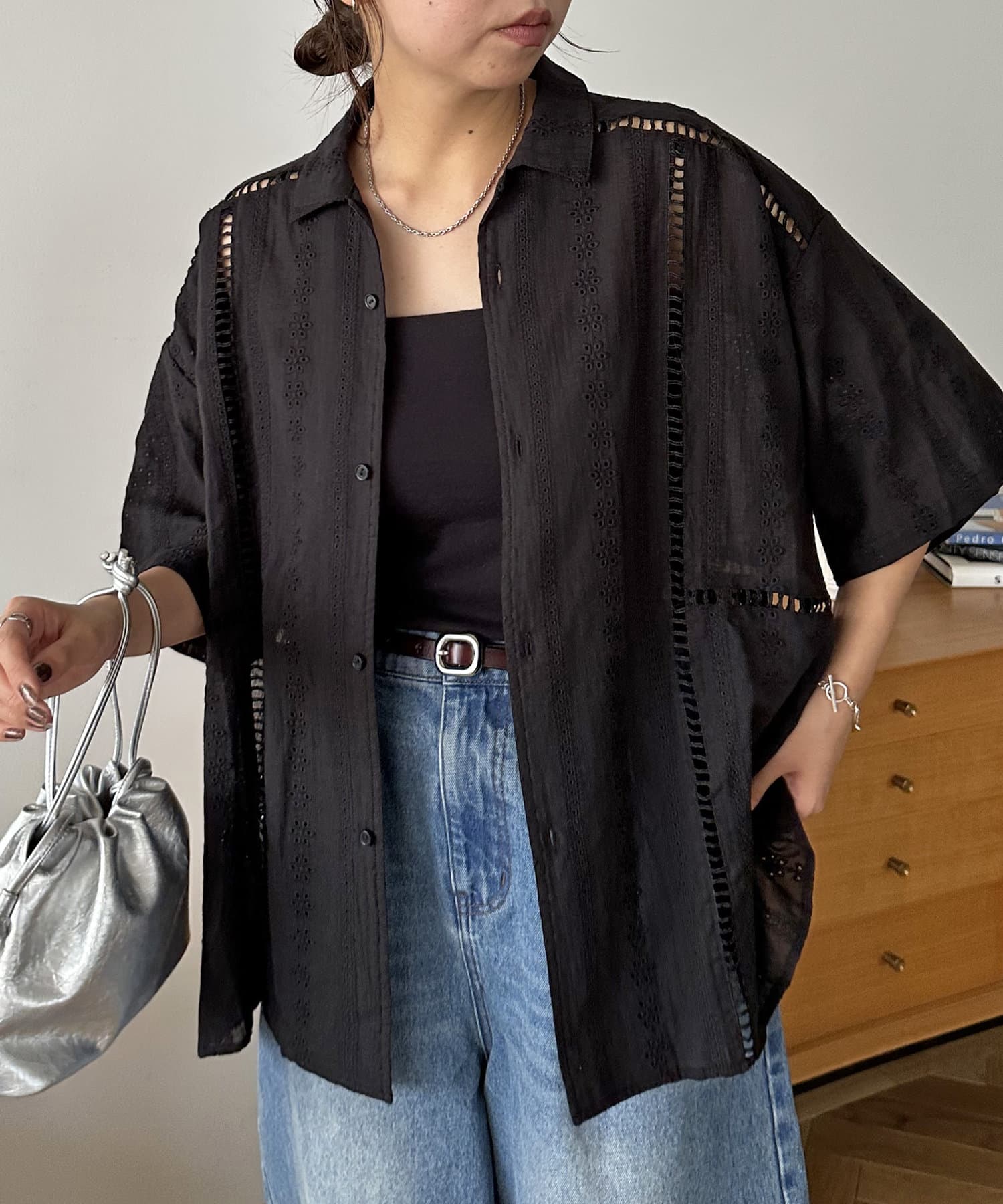 清涼感と繊細さを纏う総レースオーバーシャツ●デザイン透け感のあるコットン素材が、軽やかで涼しげな着心地を実現。夏の暑い日差しの中でも、快適に過ごせます。 全体にあしらわれた花柄刺繍デザインが上品な可愛