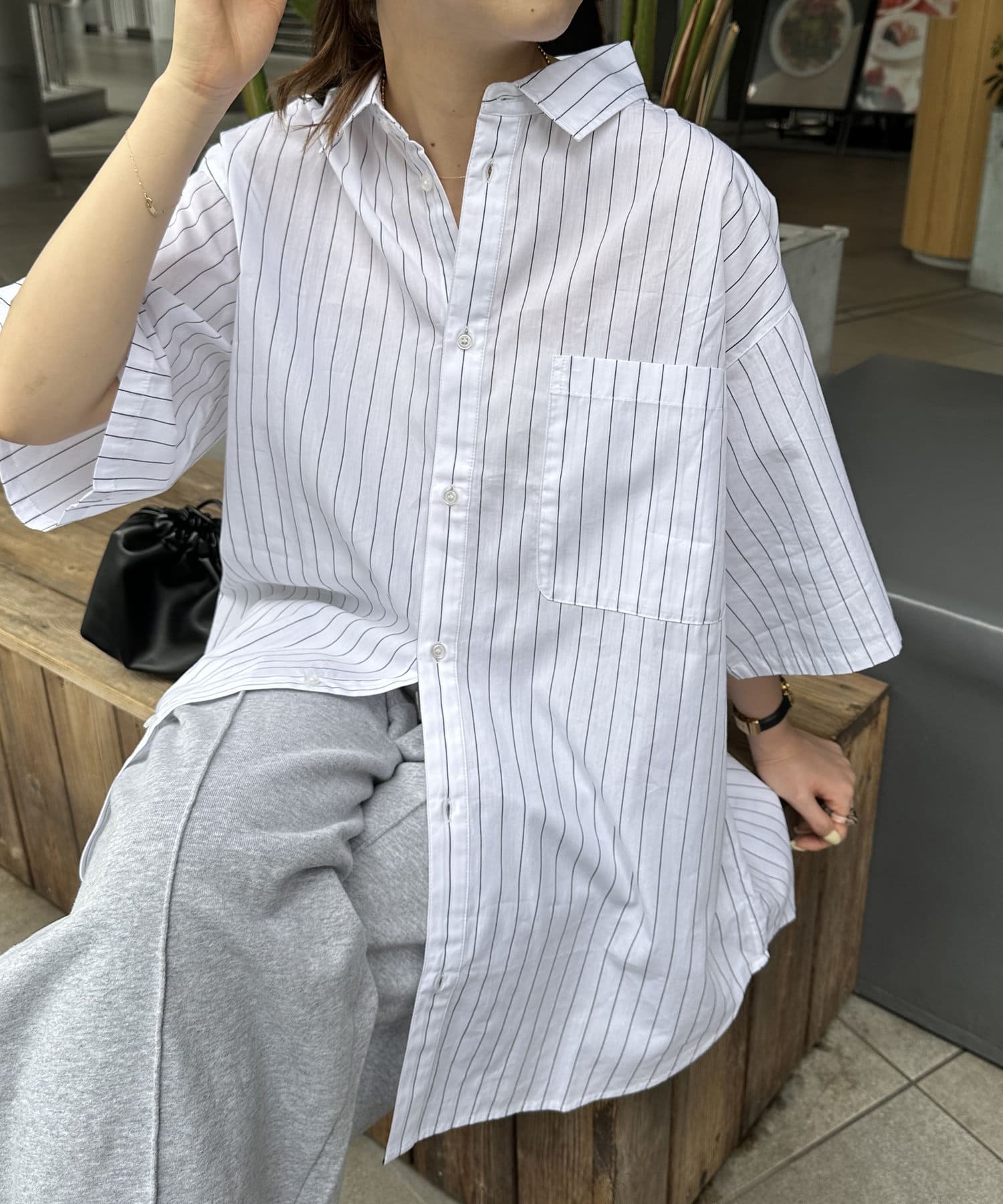 デイリーに使えるオーバー半袖シャツ●デザイン細かなストライプデザインがすっきりとした印象に。シンプルながらもゆったりとしたシルエットがこなれ感を演出します。裾がラウンドカットになっていることで抜け感も