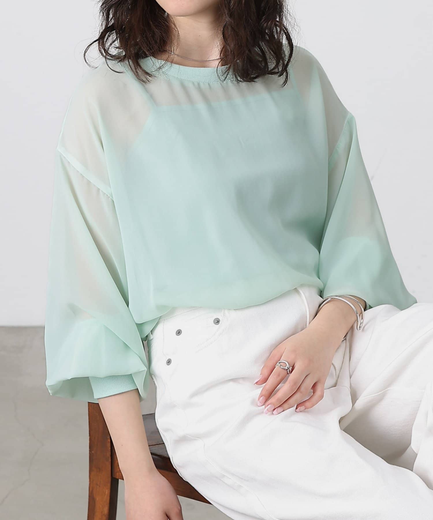 【女性らしい透け感が魅力のシアートップス】シアーの透け感が、今年らしい着こなしに欠かせないロンT。長めの着丈で、身頃を覆うゆったりとしたＴシャツ型のシルエット。サイドにスリットが入っているので抜け感の