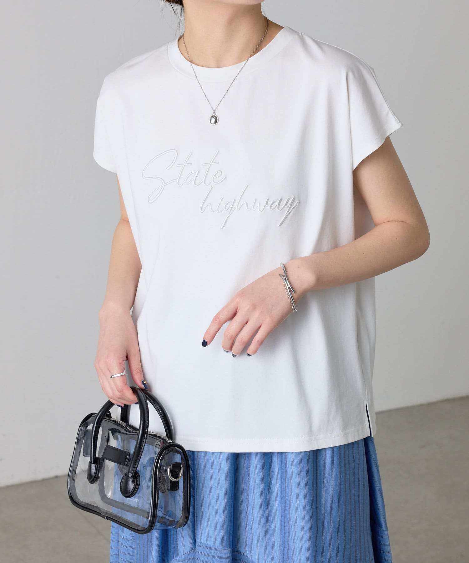 大人のきれいめスタイルに馴染む刺繍ロゴTシャツ【POINT】・"ロゴTシャツ"ですが、生地と同色の刺繍なので上品な印象です。・後ろにタックが入っており、体型カバーと後ろ姿もキレイ見