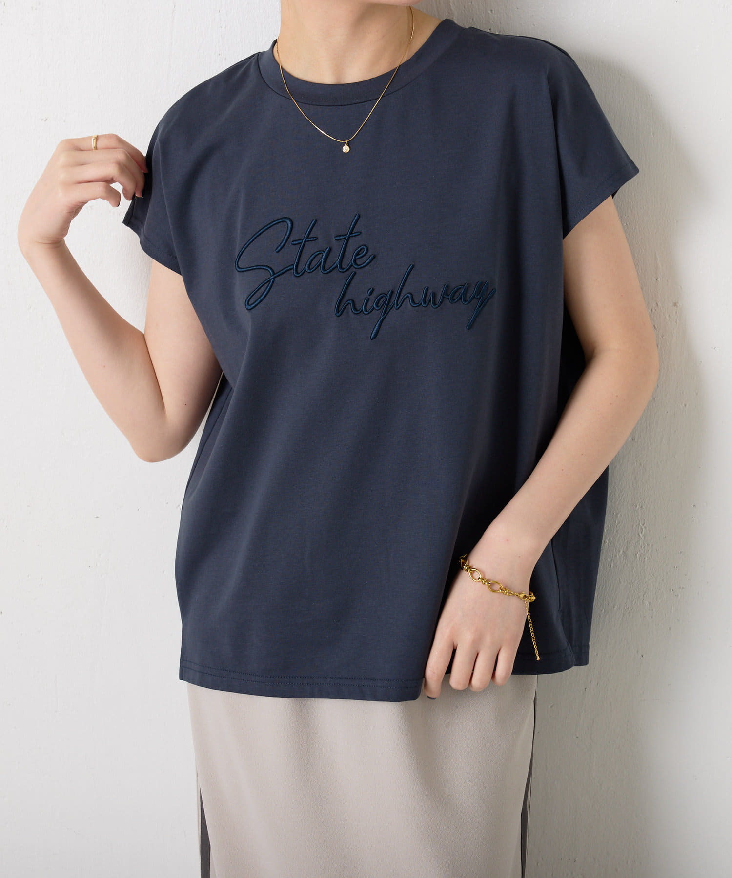 大人のきれいめスタイルに馴染む刺繍ロゴTシャツ【POINT】・"ロゴTシャツ"ですが、生地と同色の刺繍なので上品な印象です。・後ろにタックが入っており、体型カバーと後ろ姿もキレイ見