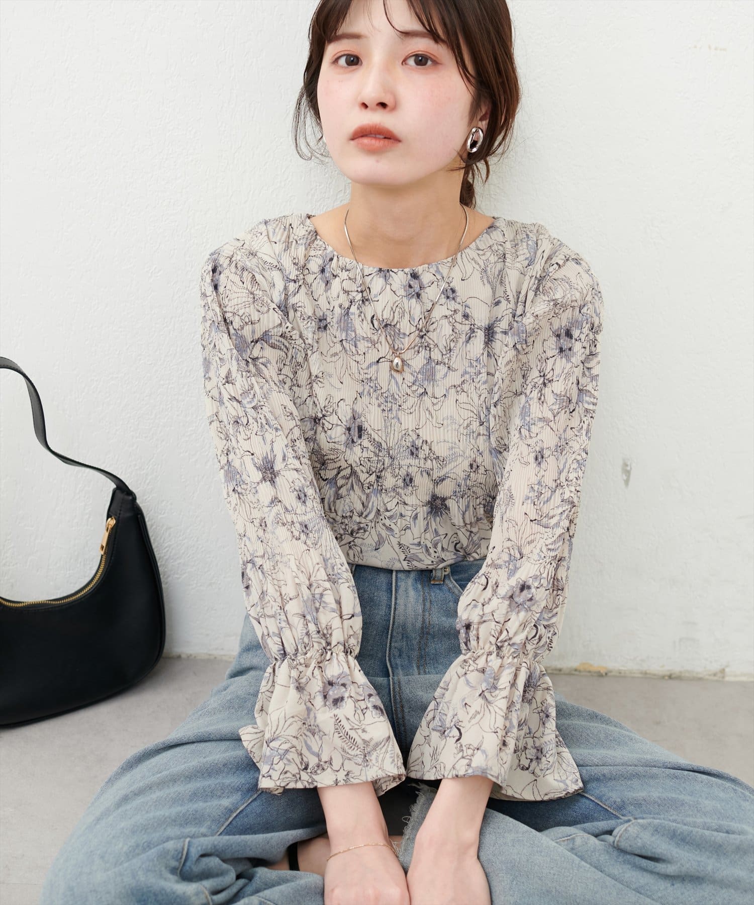 【2025SS natural couture】プリーツ素材が柔らかに揺れるフェミニンブラウス■Designマジョリカプリーツのフェミニンブラウス。キャンディスリーブデザインに仕立て、腕周りを華奢見せ