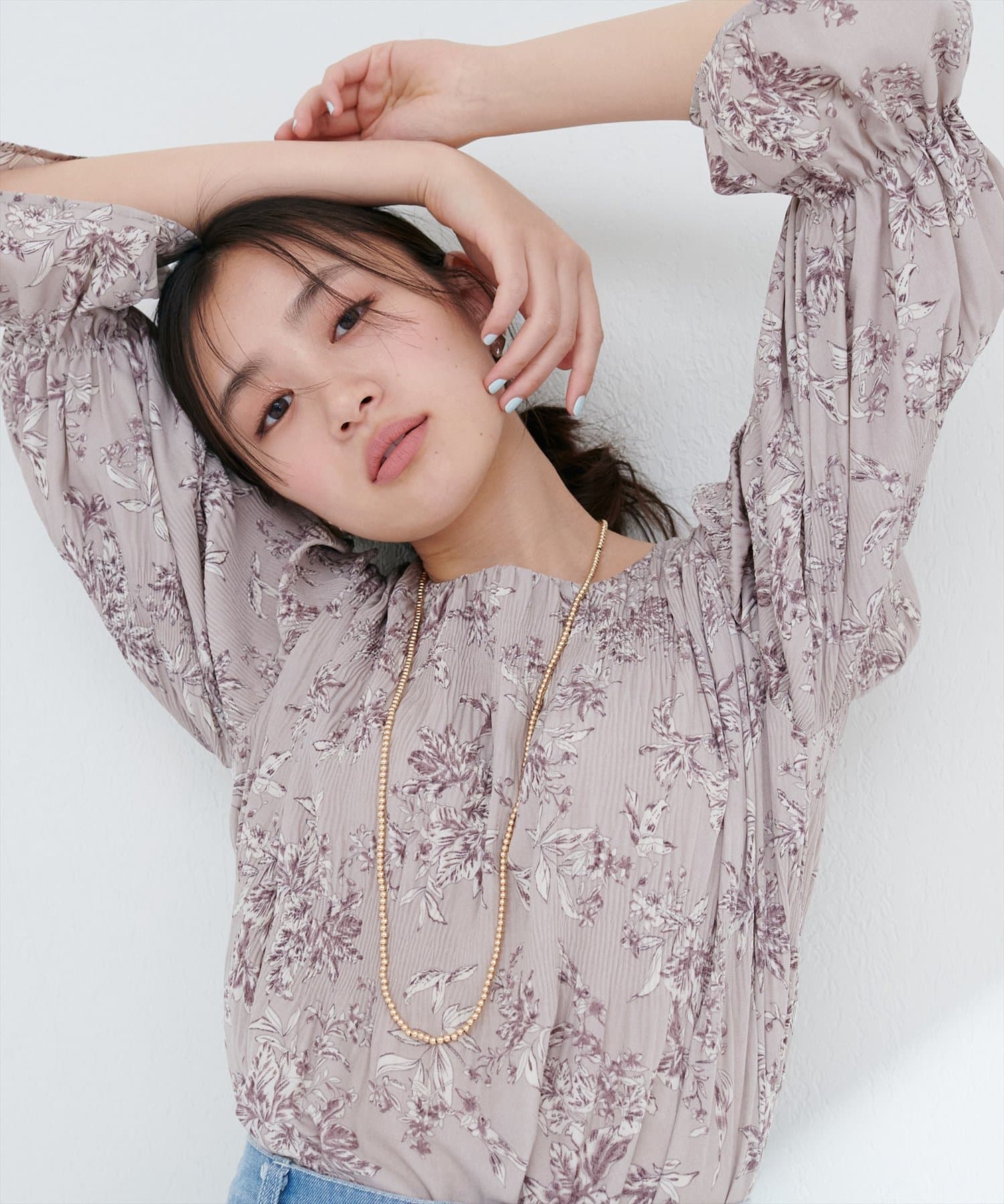 【2025SS natural couture】プリーツ素材が柔らかに揺れるフェミニンブラウス■Designマジョリカプリーツのフェミニンブラウス。キャンディスリーブデザインに仕立て、腕周りを華奢見せ