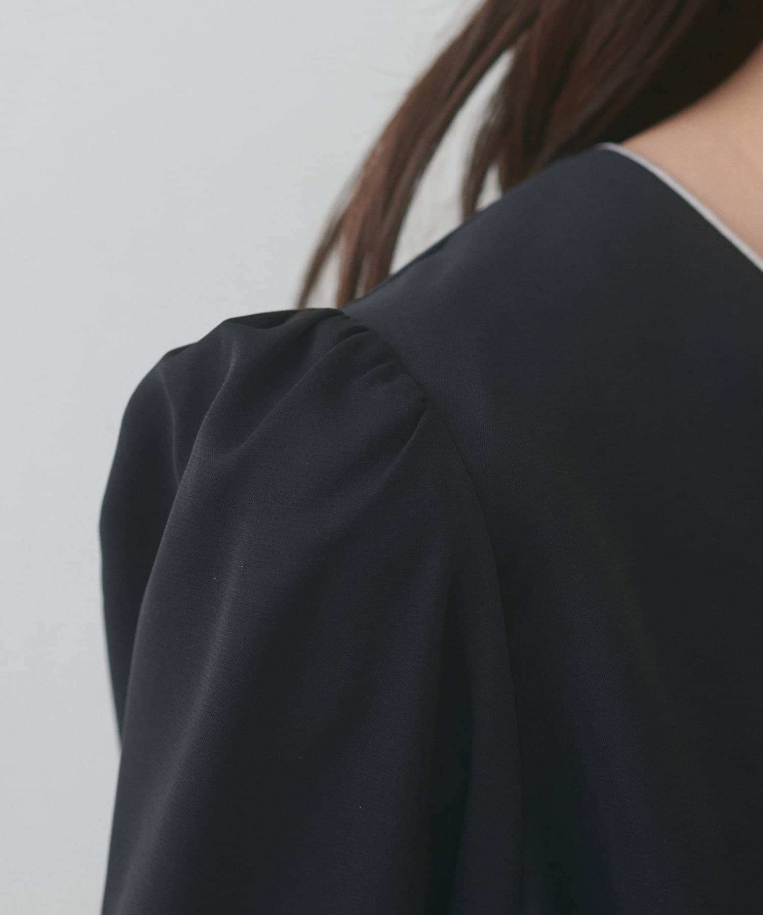 natural couture(ナチュラルクチュール) 【WEB限定】osono三角カフス配色Vネックブラウス